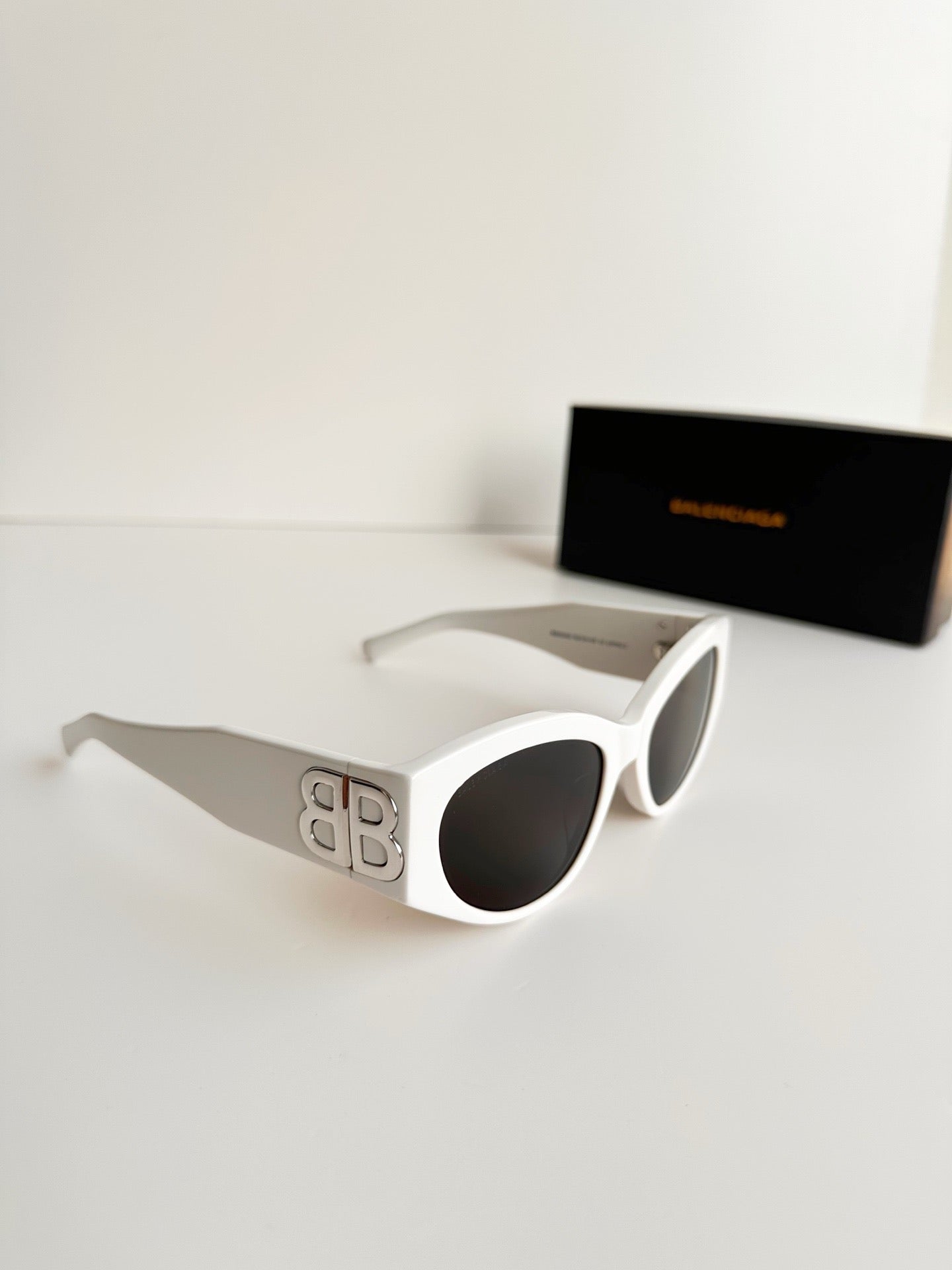 Inspired Balenciaga BB0324SK – White Oversized Cat-Eye Sunglasses with Logo (1:1 Mirror Quality)