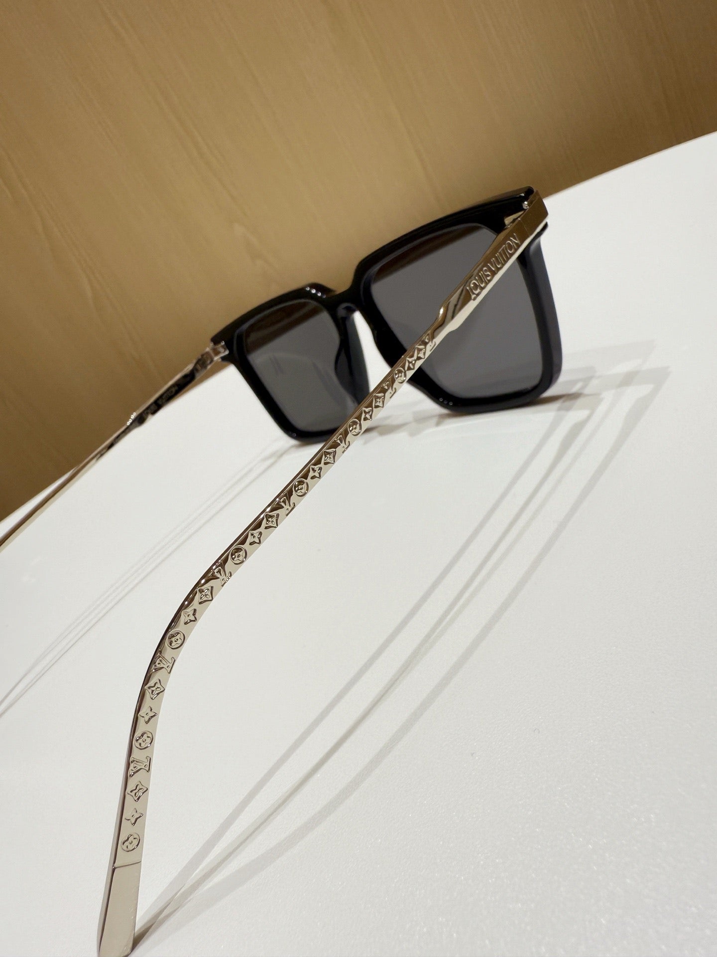 Inspired Louis Vuitton Z1667E – Square Sunglasses with Monogram Metal Temples (1:1 Mirror Quality)