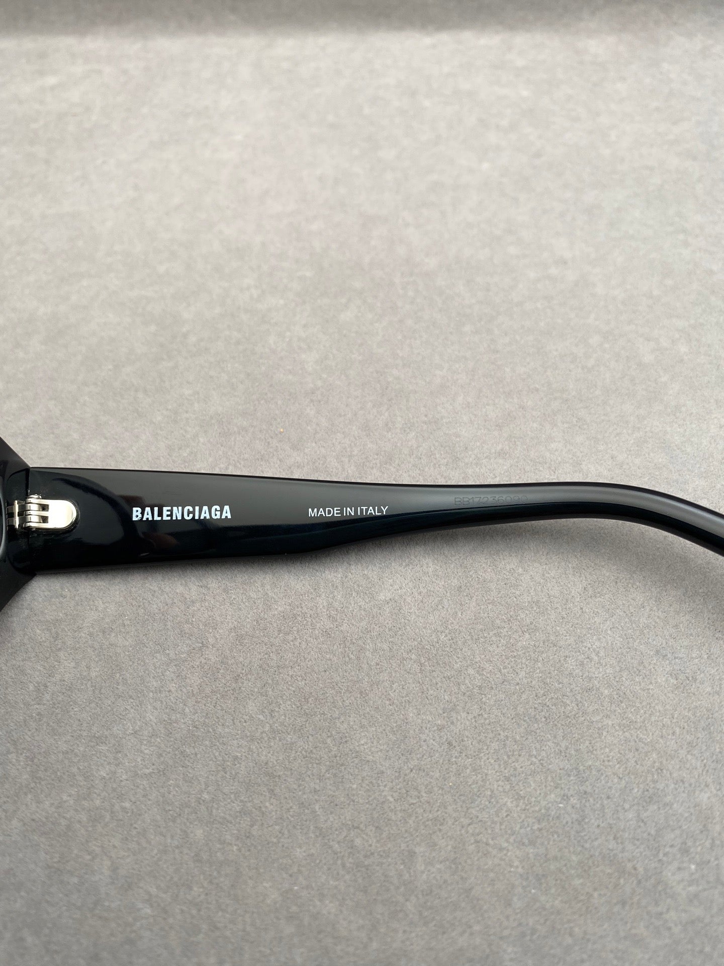 Inspired Balenciaga BB0369S – Retro Oval Sunglasses (1:1 Mirror Quality)- Black