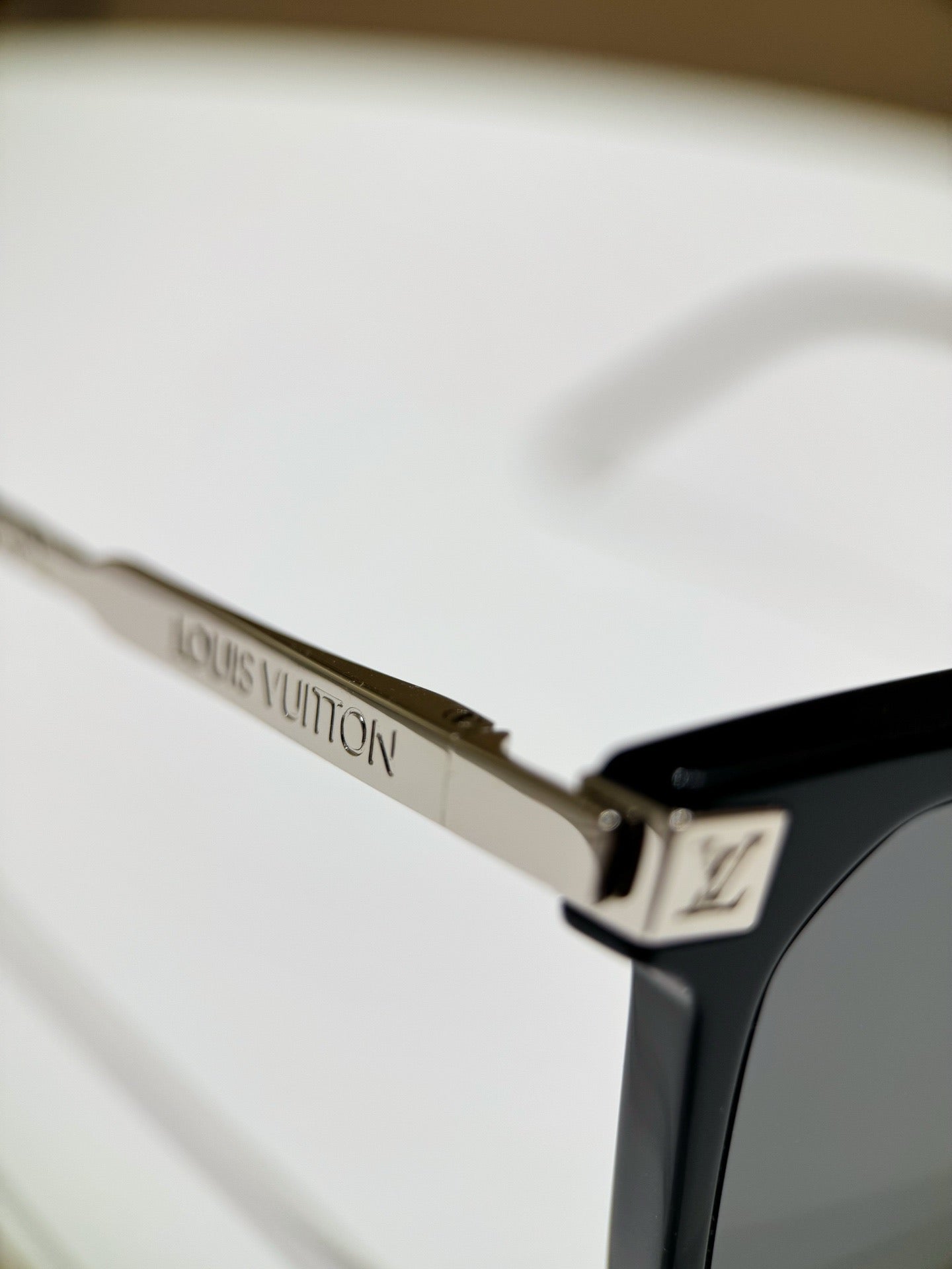 Inspired Louis Vuitton Z1667E – Square Sunglasses with Monogram Metal Temples (1:1 Mirror Quality)