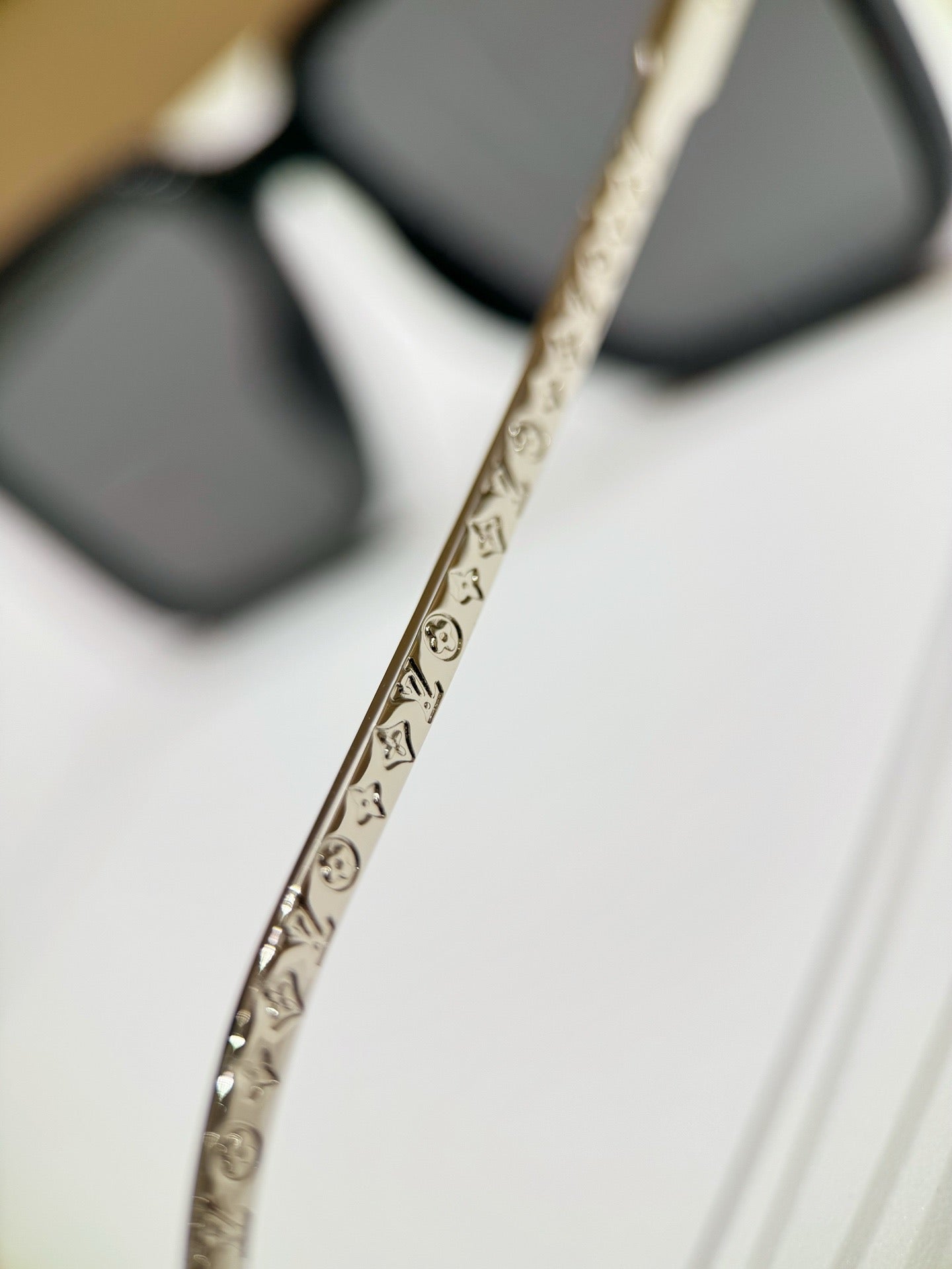 Inspired Louis Vuitton Z1667E – Square Sunglasses with Monogram Metal Temples (1:1 Mirror Quality)