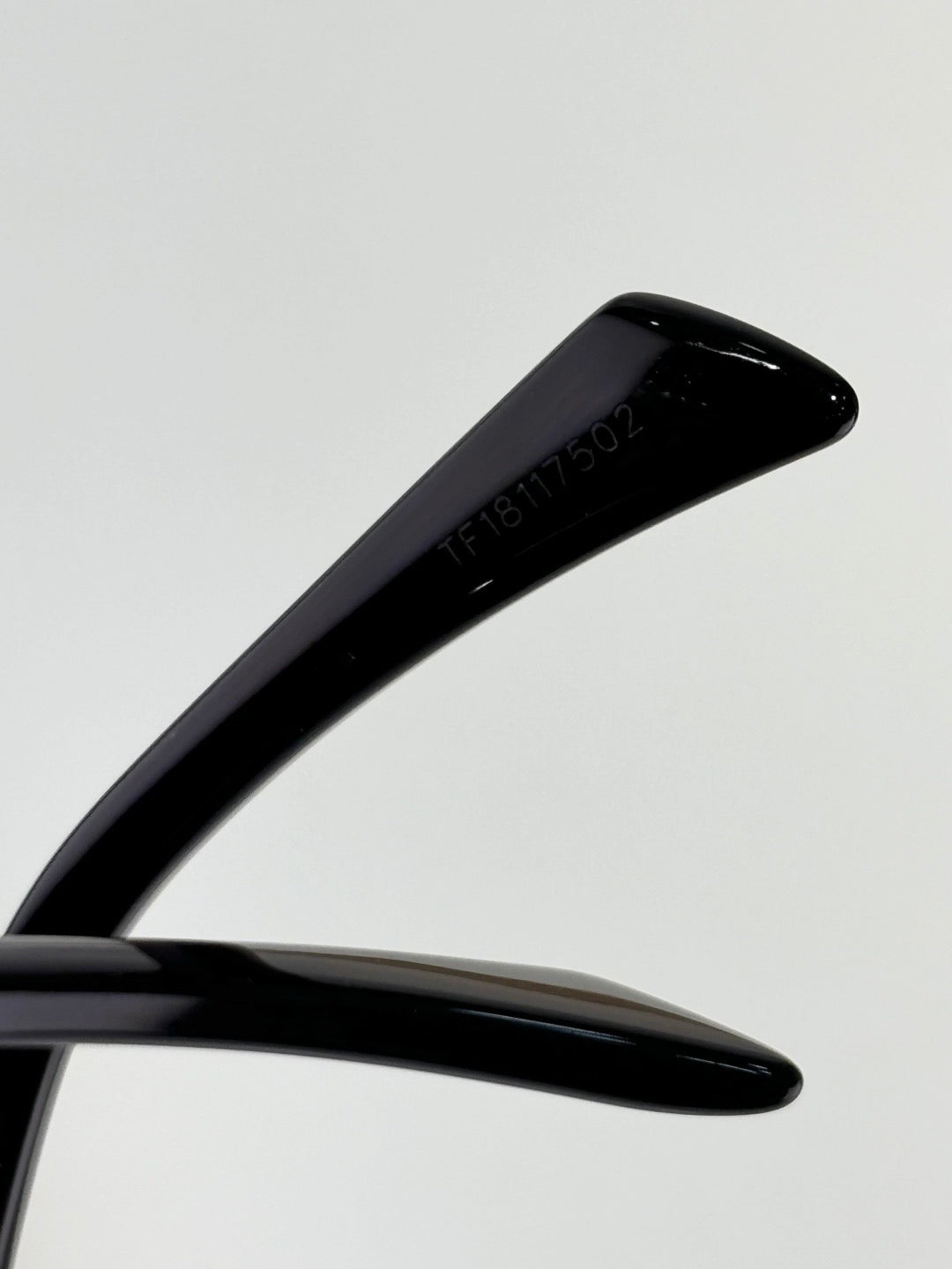 Inspired CELINE CL40254U – Triomphe Metal 02 Sunglasses (1:1 Mirror Quality)