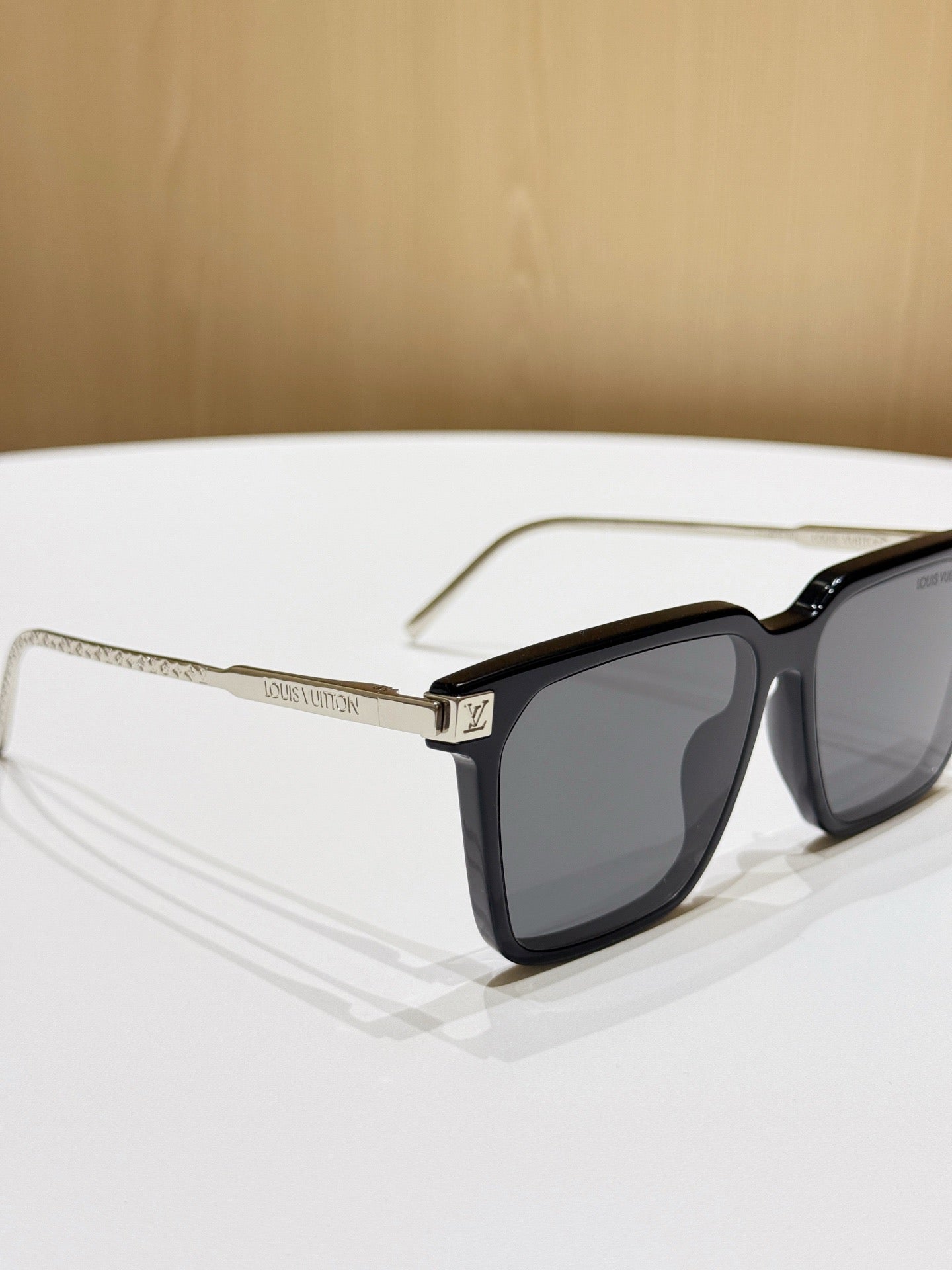 Inspired Louis Vuitton Z1667E – Square Sunglasses with Monogram Metal Temples (1:1 Mirror Quality)