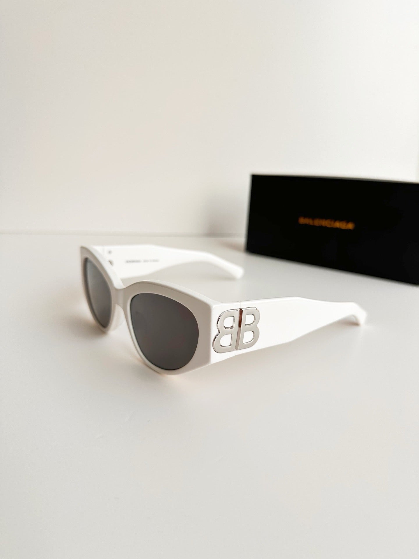 Inspired Balenciaga BB0324SK – White Oversized Cat-Eye Sunglasses with Logo (1:1 Mirror Quality)