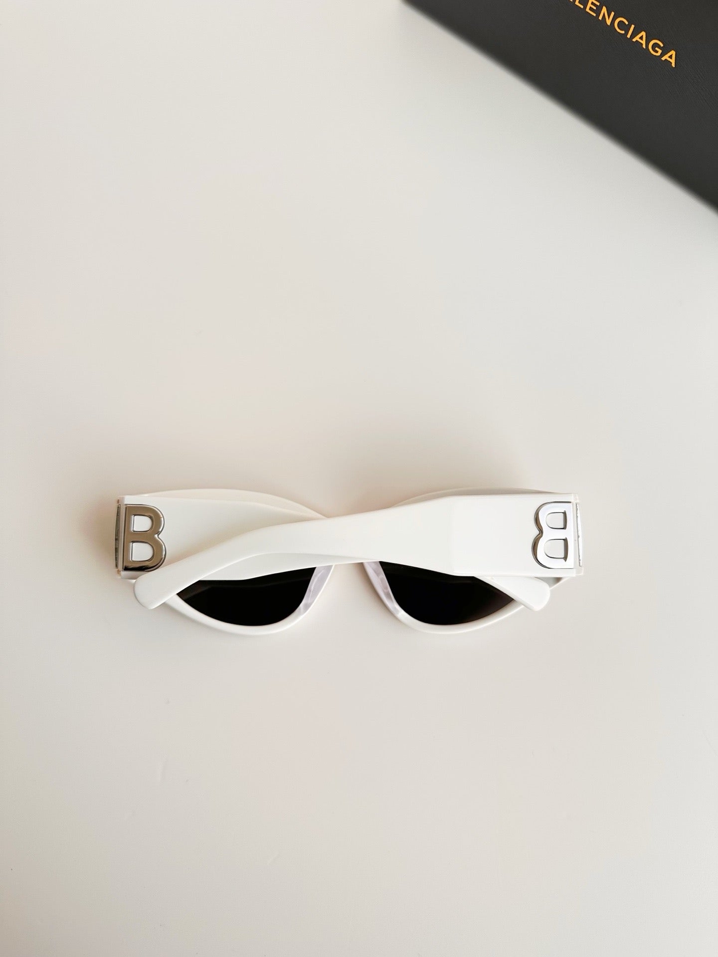 Inspired Balenciaga BB0324SK – White Oversized Cat-Eye Sunglasses with Logo (1:1 Mirror Quality)