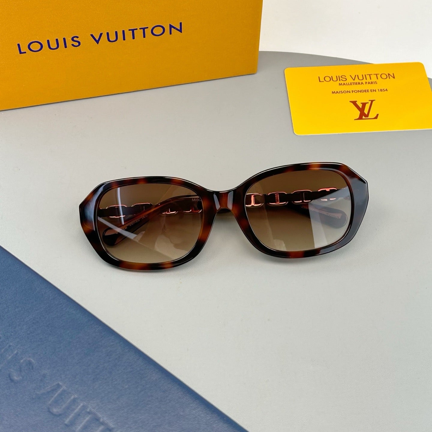 Inspired Louis Vuitton Z2649U – Chain-Detail Oversized Acetate Sunglasses (1:1 Mirror Quality)
