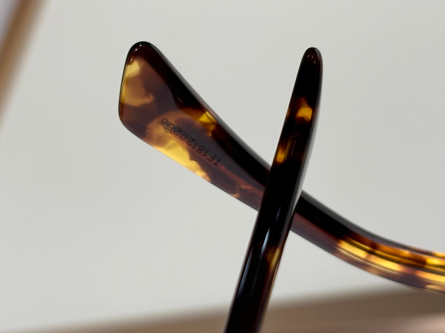 Inspired CELINE CL40254U – Triomphe Metal 02 Sunglasses (1:1 Mirror Quality)