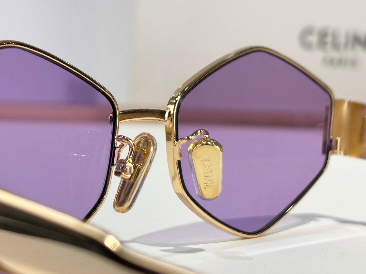 Inspired CELINE CL40254U – Triomphe Metal 02 Sunglasses (1:1 Mirror Quality)