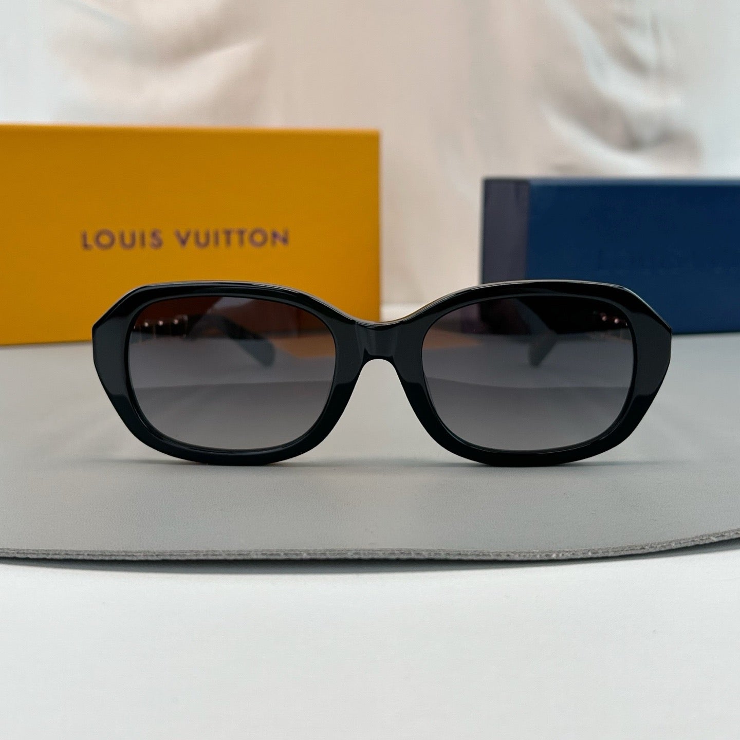 Inspired Louis Vuitton Z2649U – Chain-Detail Oversized Acetate Sunglasses (1:1 Mirror Quality)
