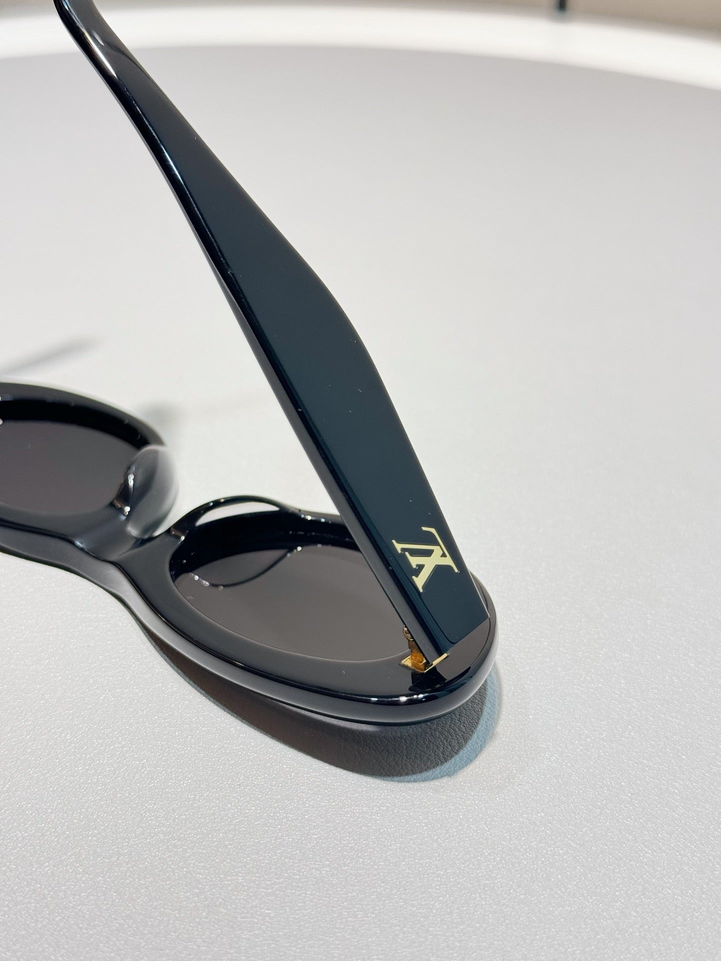Inspired Louis Vuitton Z1981E – Oval Black Sunglasses (1:1 Mirror Quality)