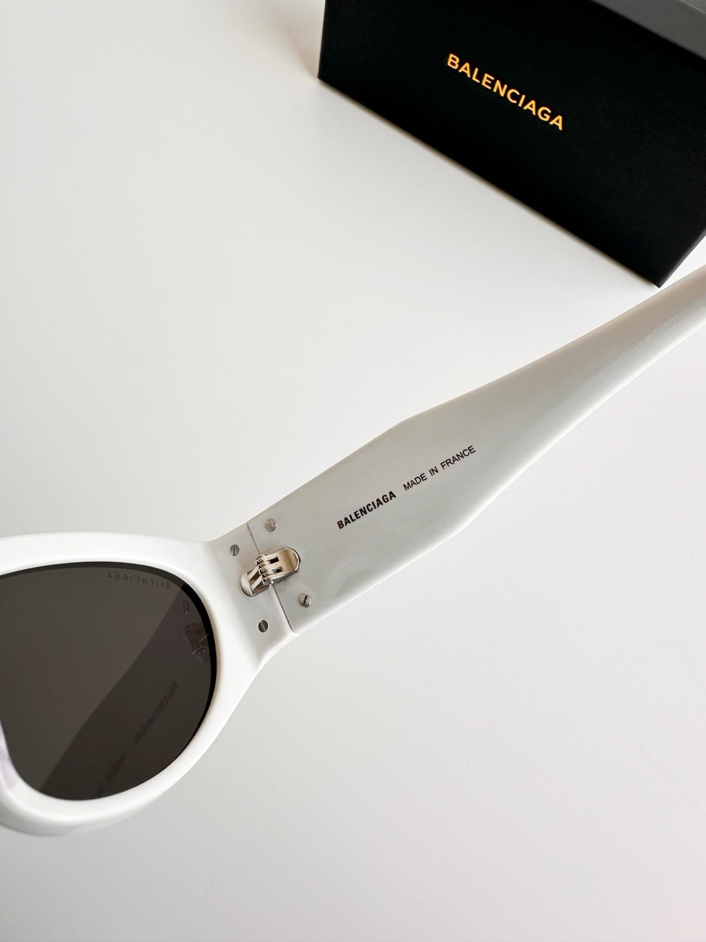 Inspired Balenciaga BB0324SK – White Oversized Cat-Eye Sunglasses with Logo (1:1 Mirror Quality)