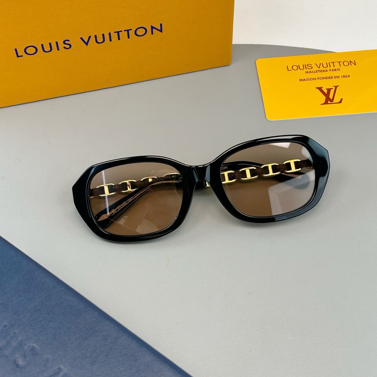 Inspired Louis Vuitton Z2649U – Chain-Detail Oversized Acetate Sunglasses (1:1 Mirror Quality)