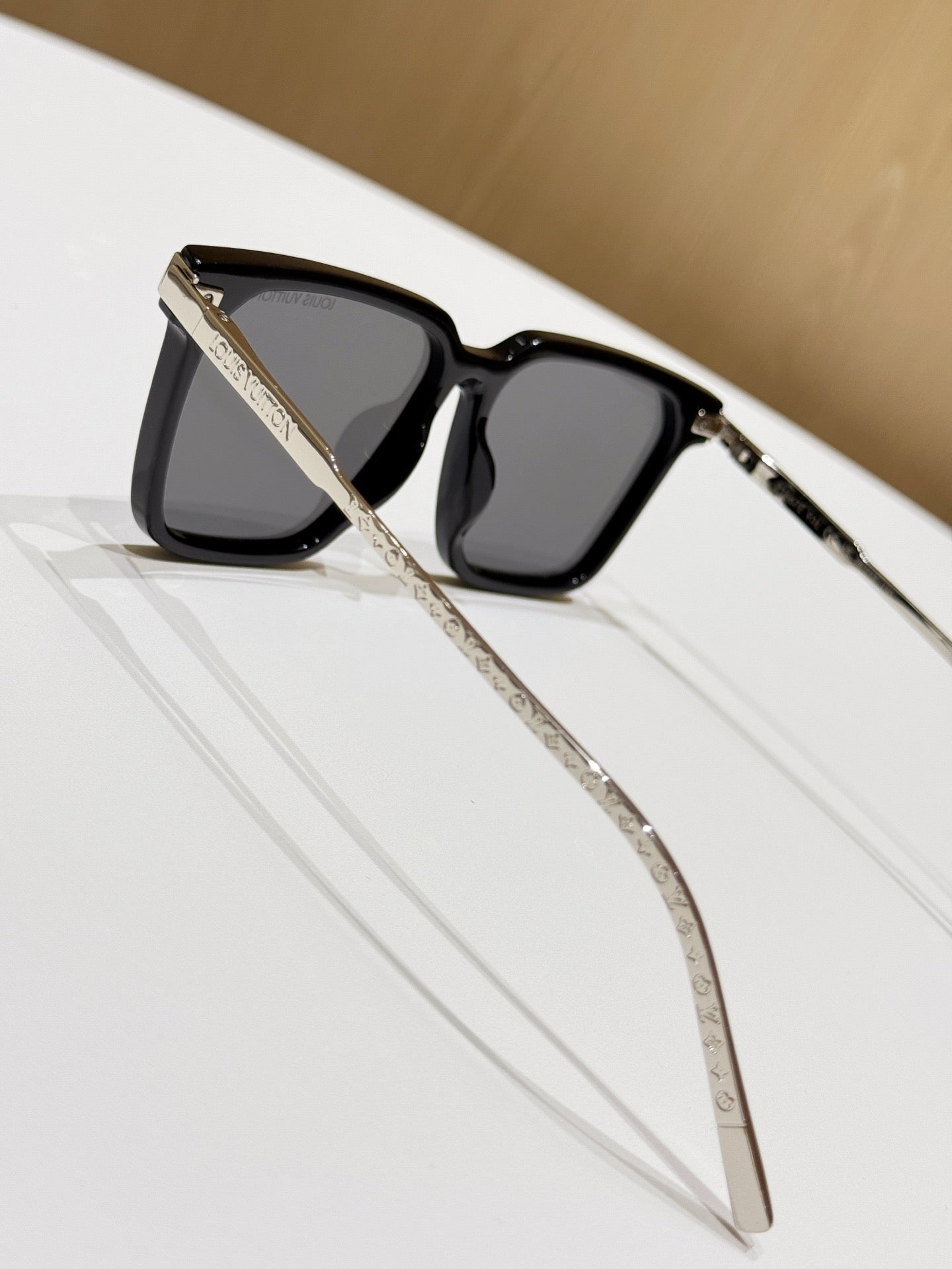 Inspired Louis Vuitton Z1667E – Square Sunglasses with Monogram Metal Temples (1:1 Mirror Quality)