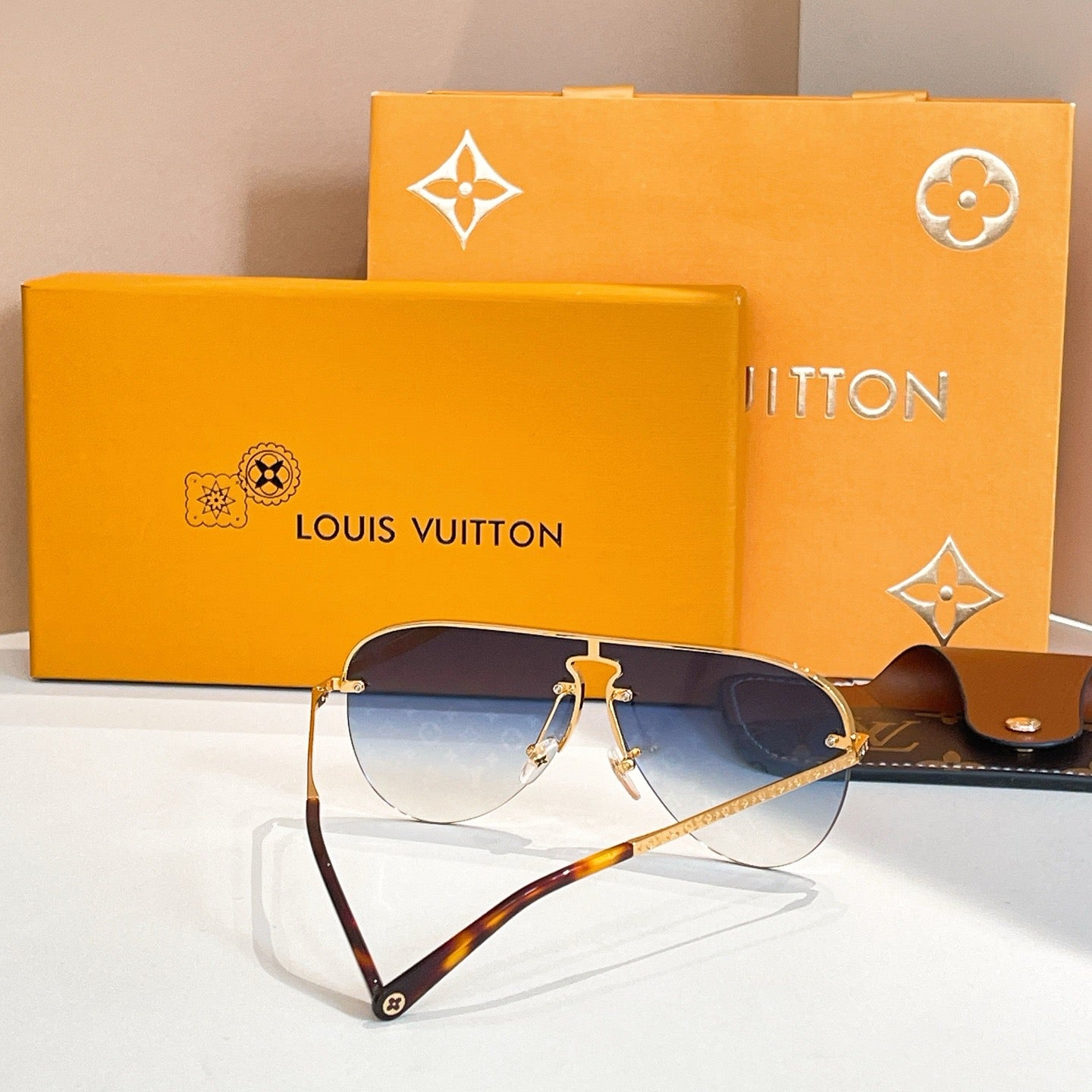 Inspired Louis Vuitton Z1469U – Blue Gradient Monogram Aviator Sunglasses (1:1 Mirror Quality)