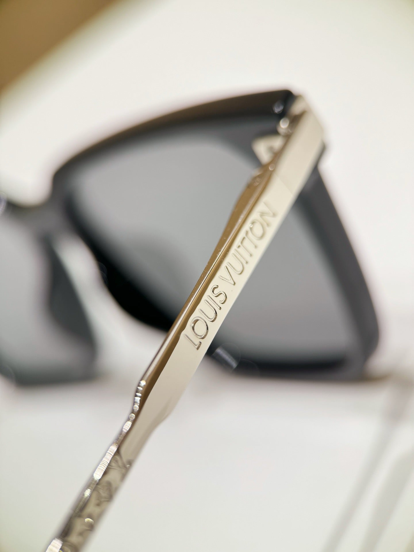 Inspired Louis Vuitton Z1667E – Square Sunglasses with Monogram Metal Temples (1:1 Mirror Quality)