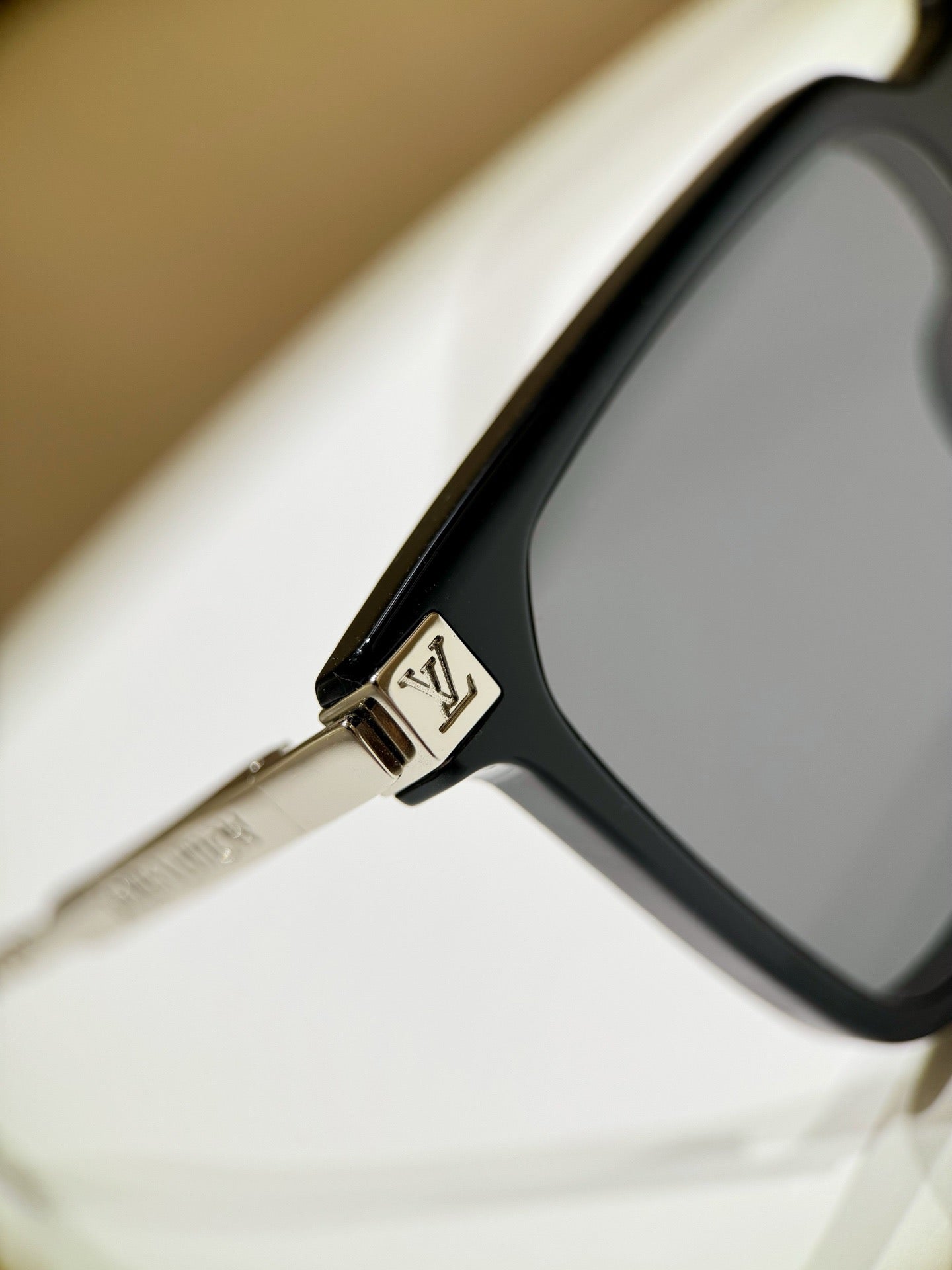 Inspired Louis Vuitton Z1667E – Square Sunglasses with Monogram Metal Temples (1:1 Mirror Quality)