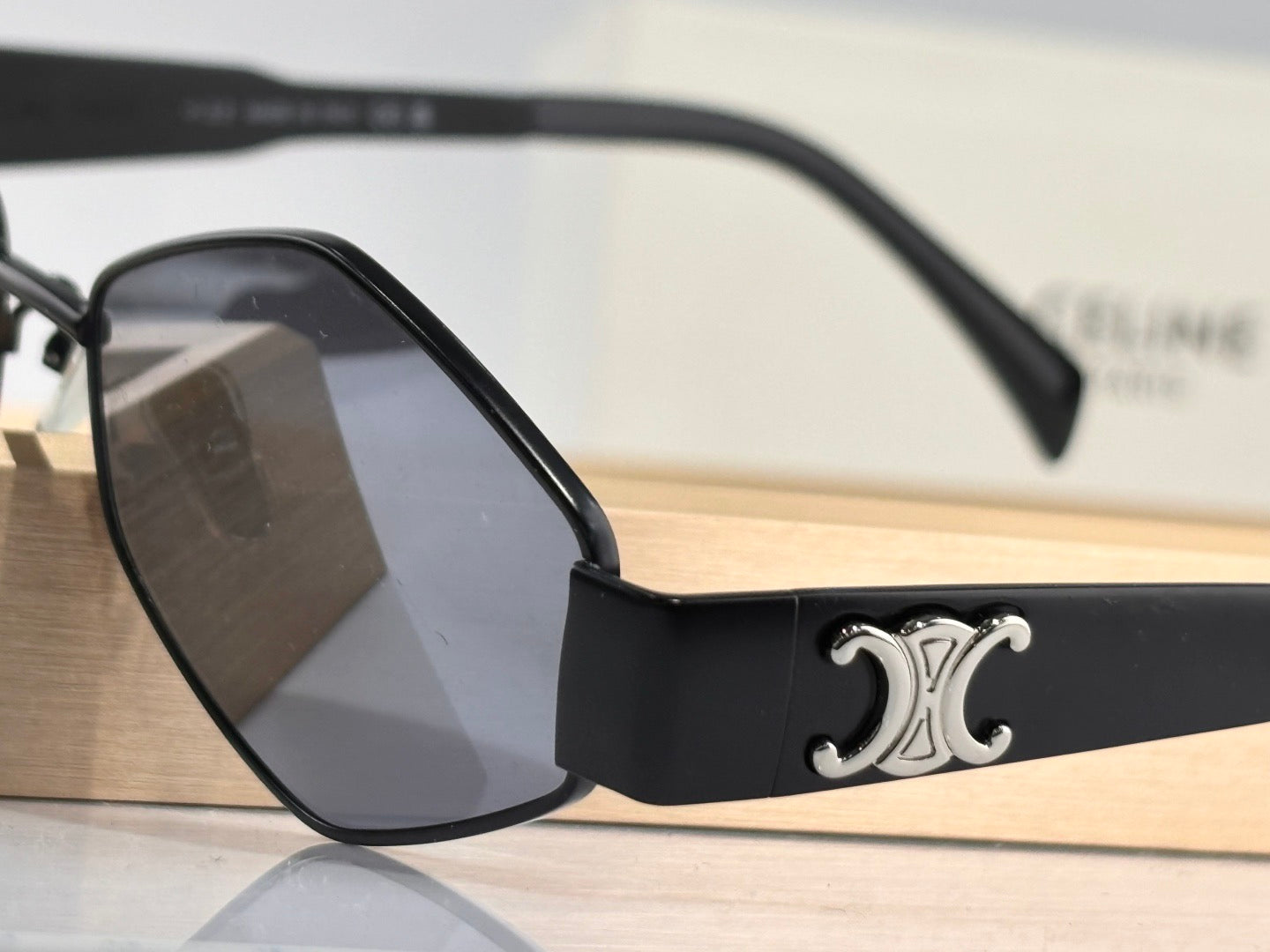 Inspired CELINE CL40254U – Triomphe Metal 02 Sunglasses (1:1 Mirror Quality)