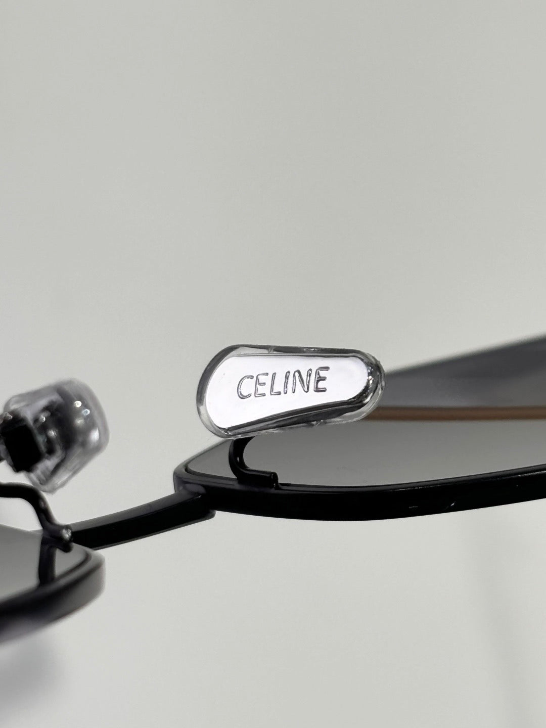 Inspired CELINE CL40254U – Triomphe Metal 02 Sunglasses (1:1 Mirror Quality)