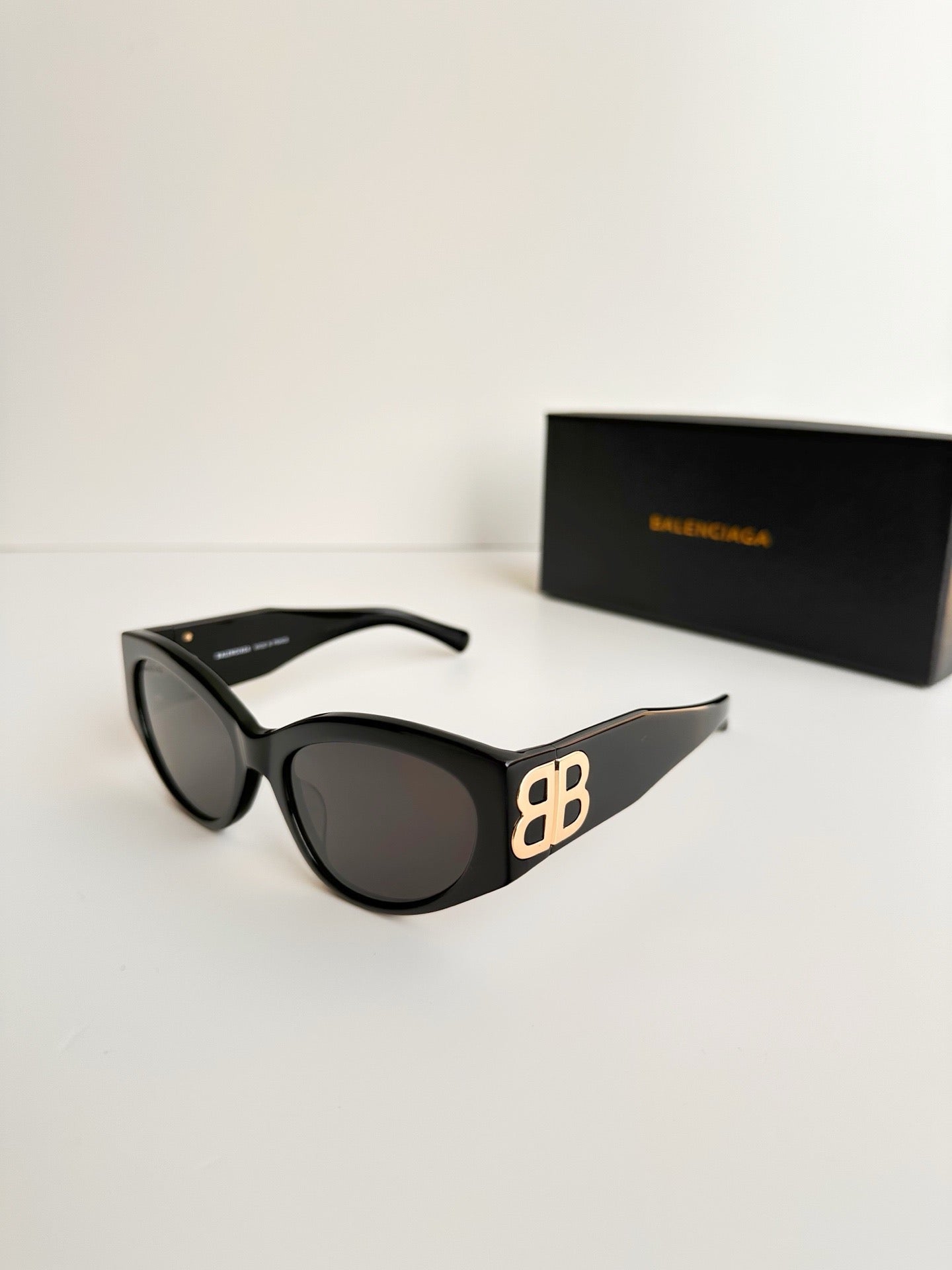 Inspired Balenciaga BB0324SK – Black & Gold Oversized Cat-Eye Sunglasses (1:1 Mirror Quality)
