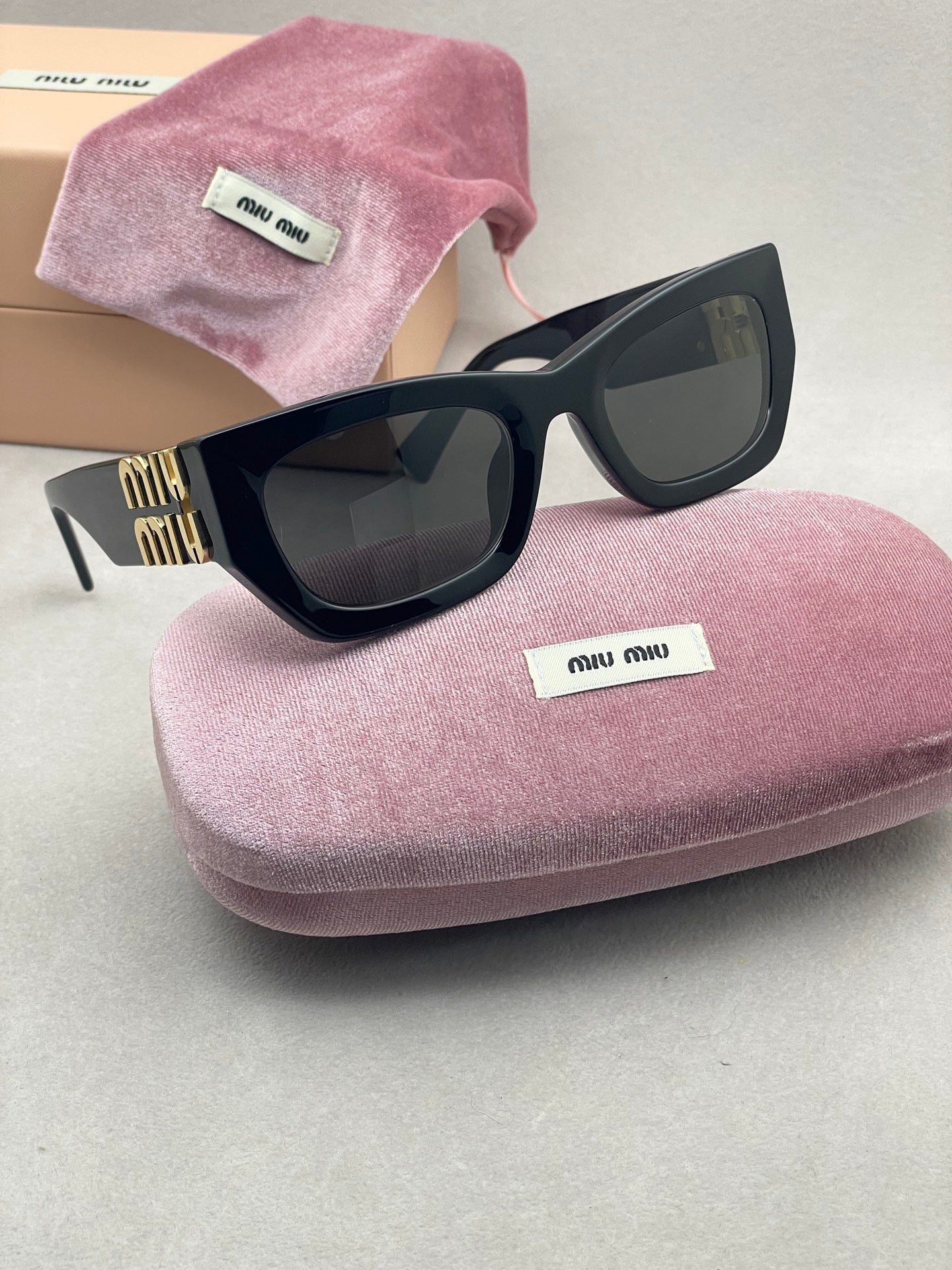 Inspired Miu Miu SMU 09W Cat-Eye Sunglasses – Bold Statement Unisex Design (1:1 Mirror Quality)
