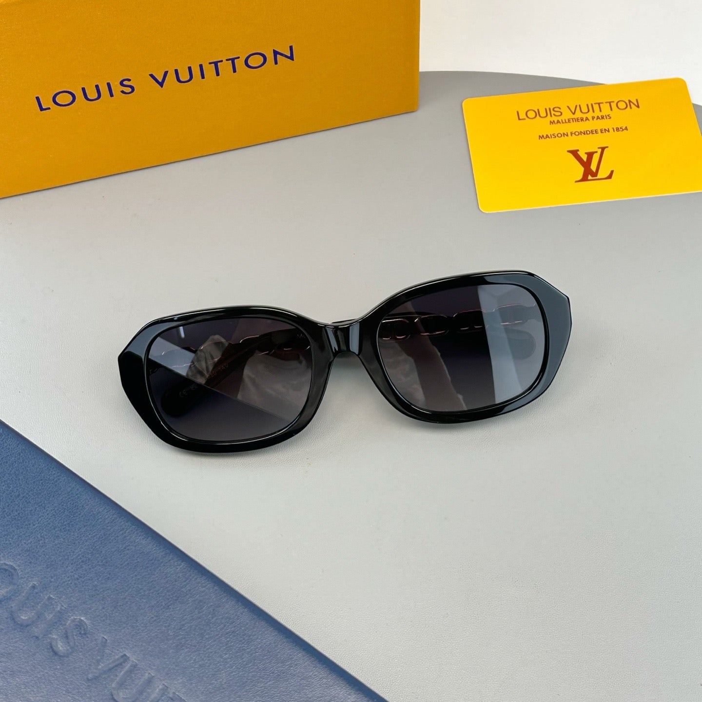 Inspired Louis Vuitton Z2649U – Chain-Detail Oversized Acetate Sunglasses (1:1 Mirror Quality)