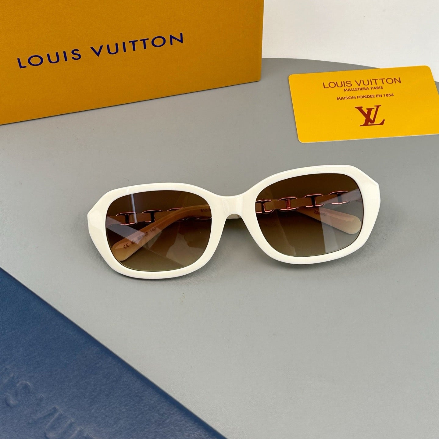 Inspired Louis Vuitton Z2649U – Chain-Detail Oversized Acetate Sunglasses (1:1 Mirror Quality)