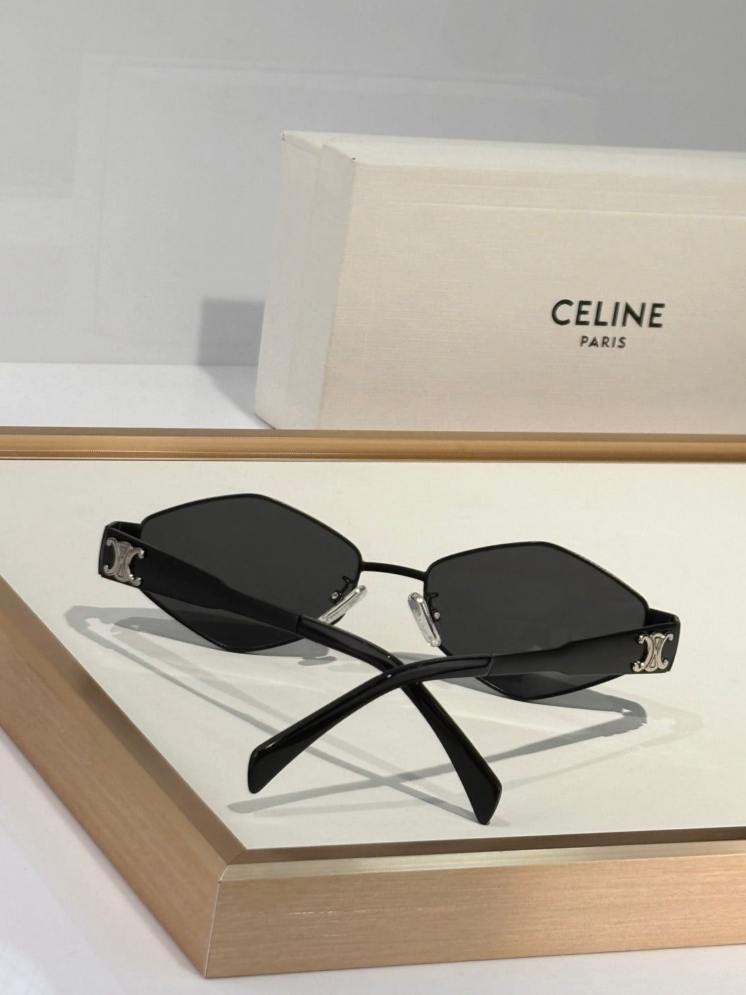 Inspired CELINE CL40254U – Triomphe Metal 02 Sunglasses (1:1 Mirror Quality)