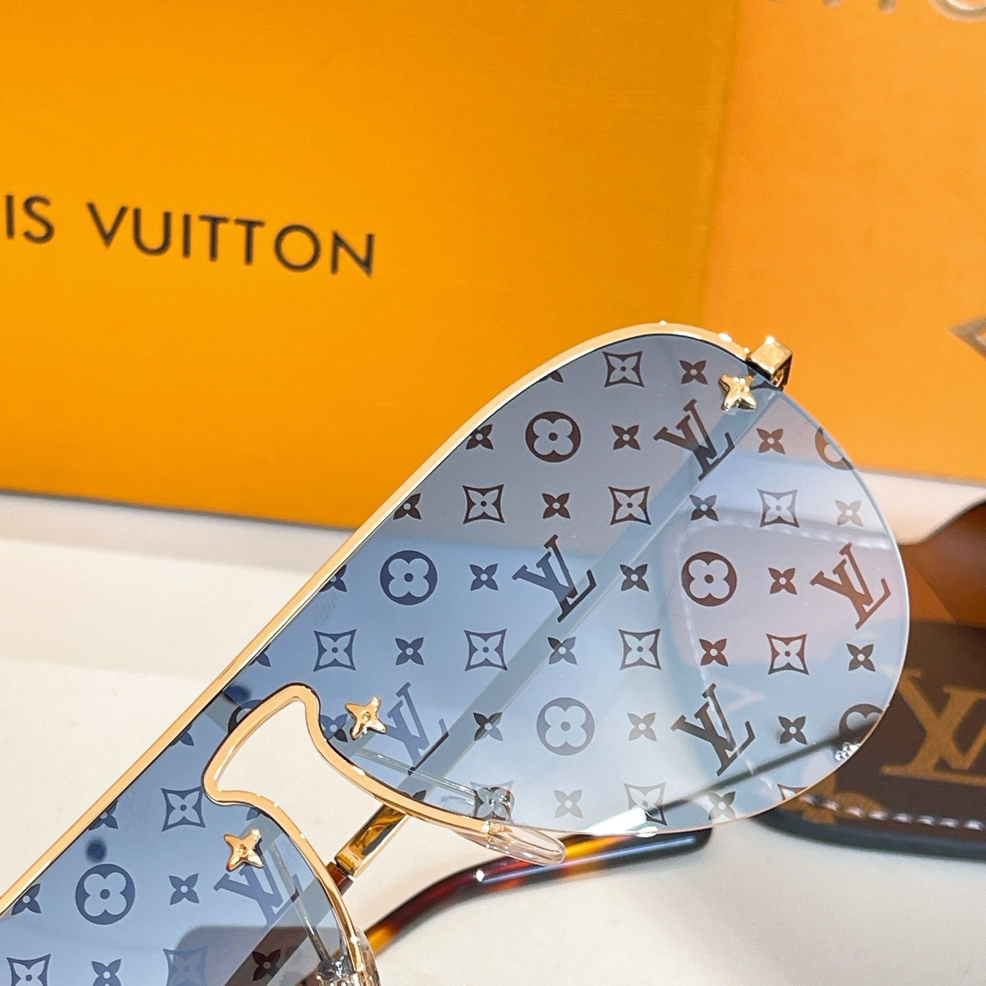 Inspired Louis Vuitton Z1469U – Blue Gradient Monogram Aviator Sunglasses (1:1 Mirror Quality)