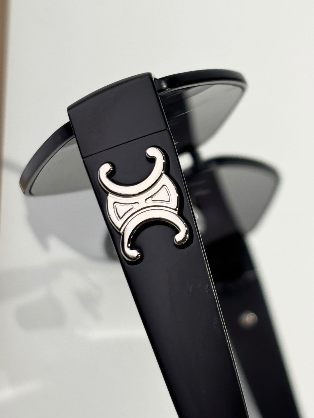 Inspired CELINE CL40254U – Triomphe Metal 02 Sunglasses (1:1 Mirror Quality)