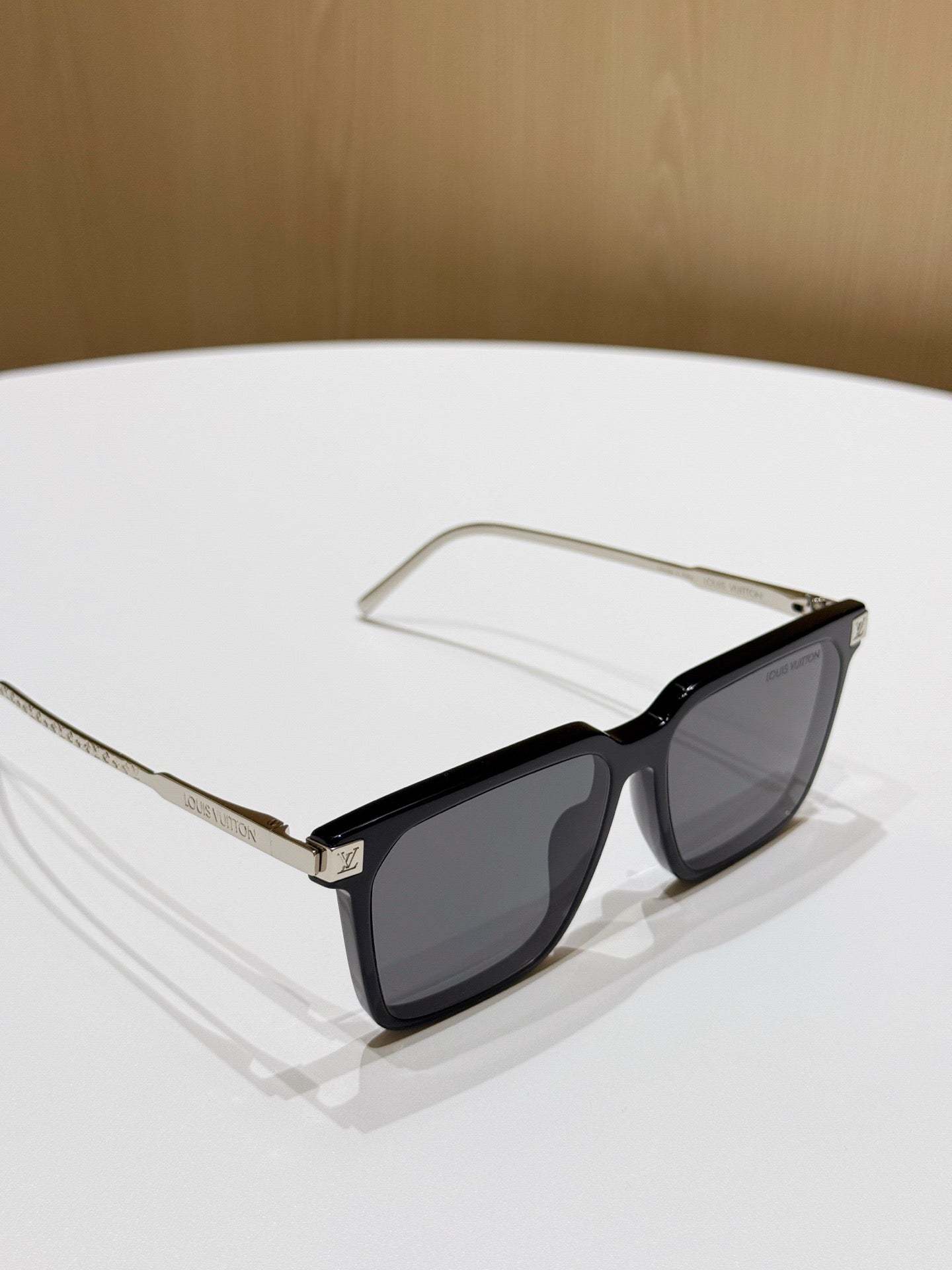 Inspired Louis Vuitton Z1667E – Square Sunglasses with Monogram Metal Temples (1:1 Mirror Quality)