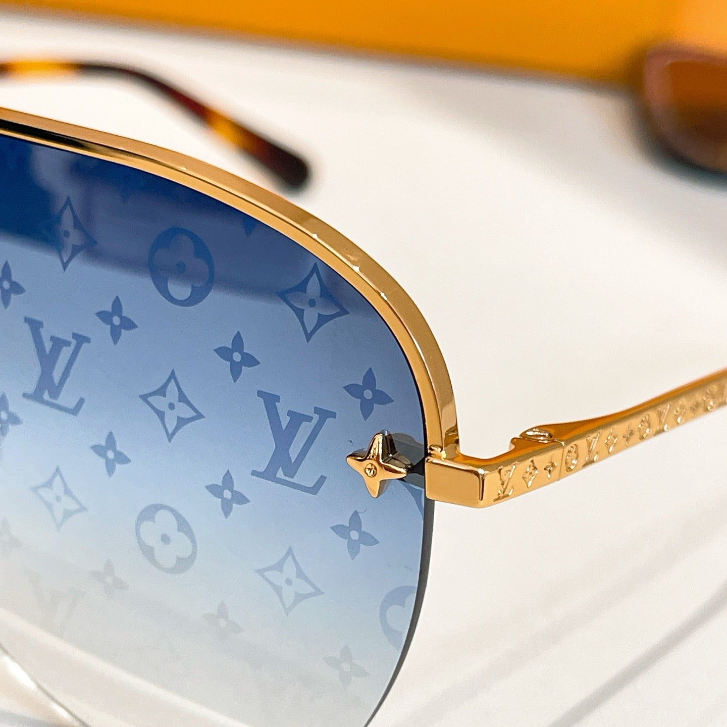 Inspired Louis Vuitton Z1469U – Blue Gradient Monogram Aviator Sunglasses (1:1 Mirror Quality)