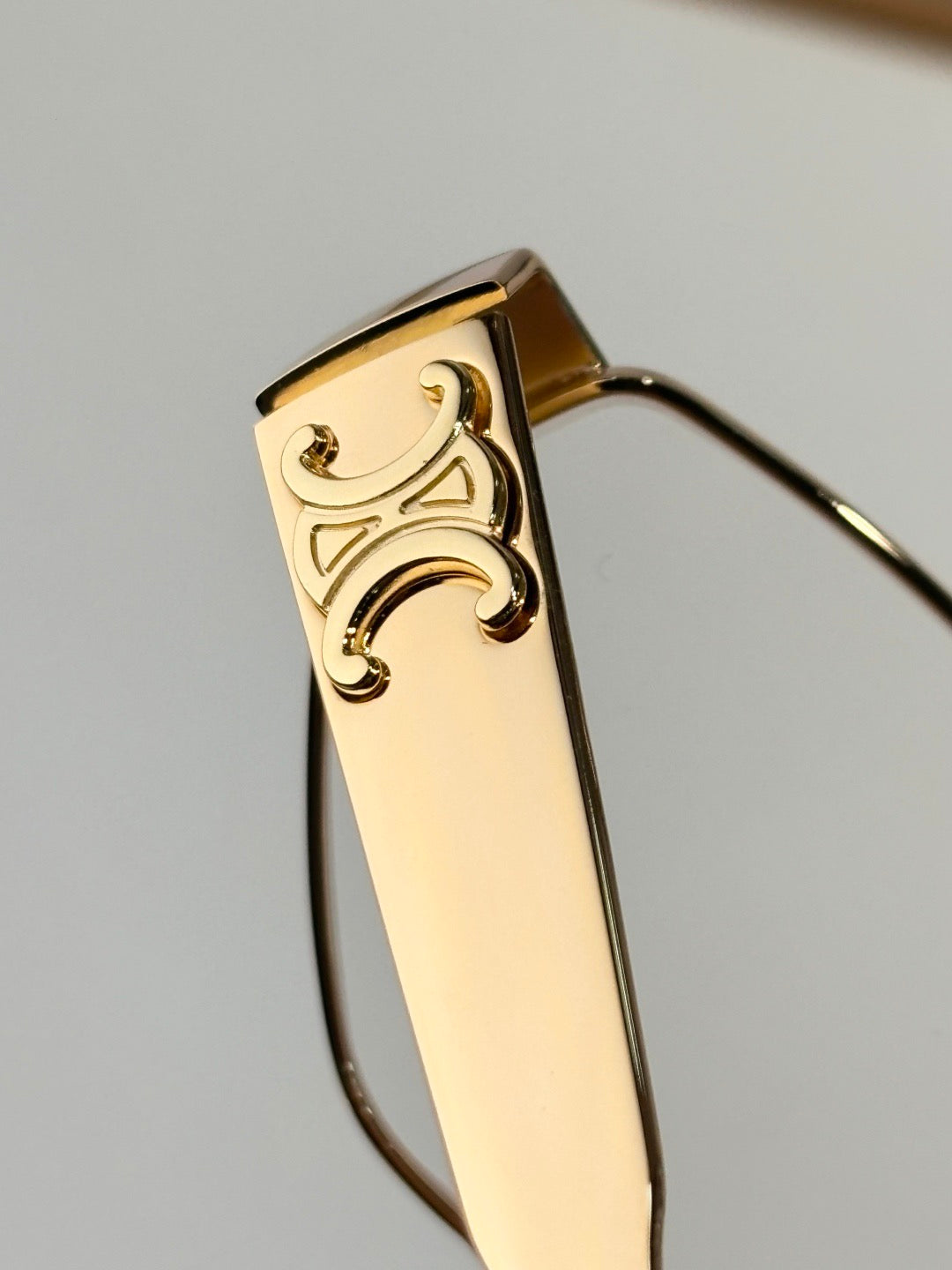 Inspired CELINE CL40254U – Triomphe Metal 02 Gold Eyeglasses  (1:1 Mirror Quality)