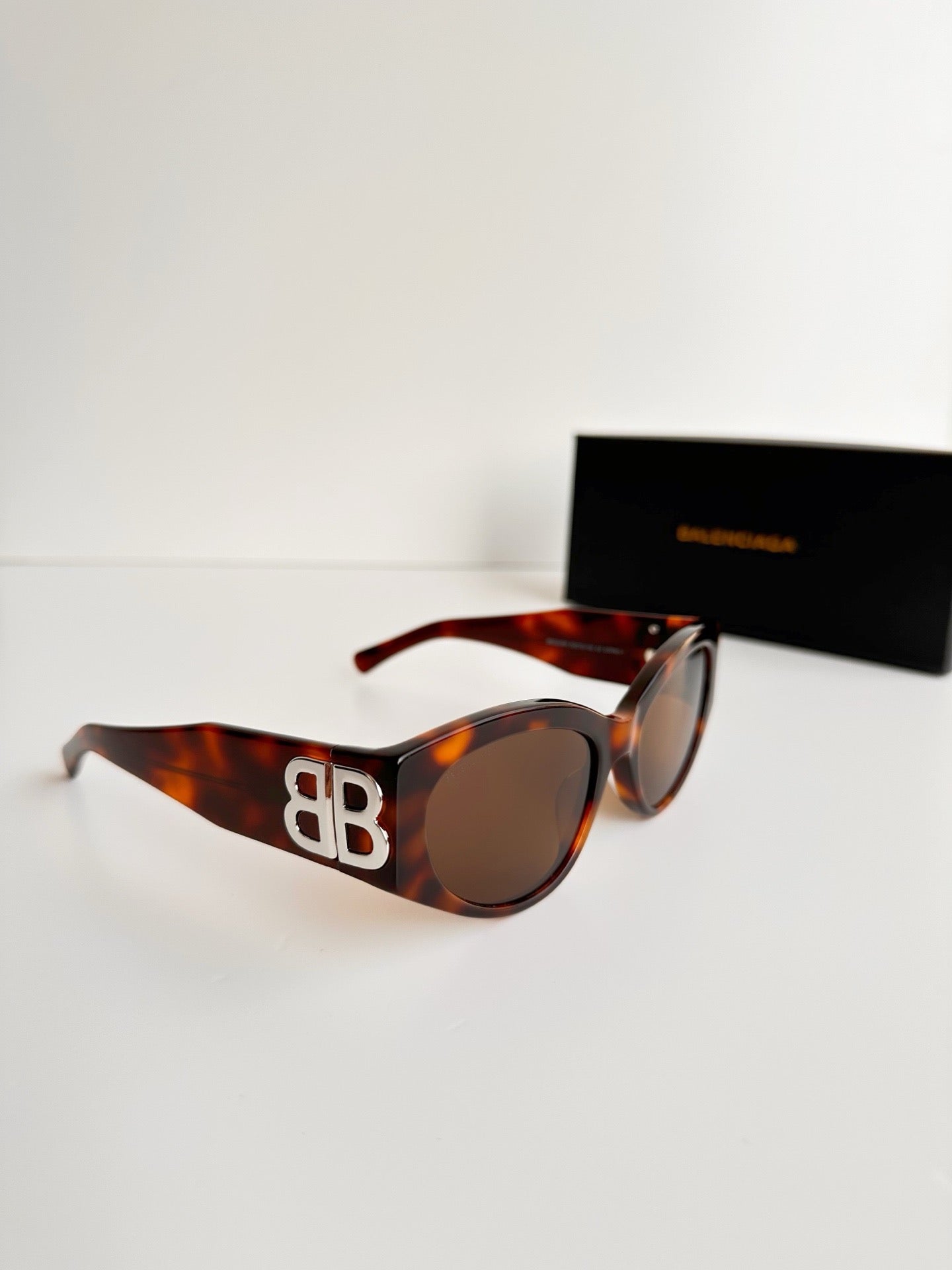 Inspired Balenciaga BB0324SK – Tortoise Oversized Cat-Eye Sunglasses (1:1 Mirror Quality)