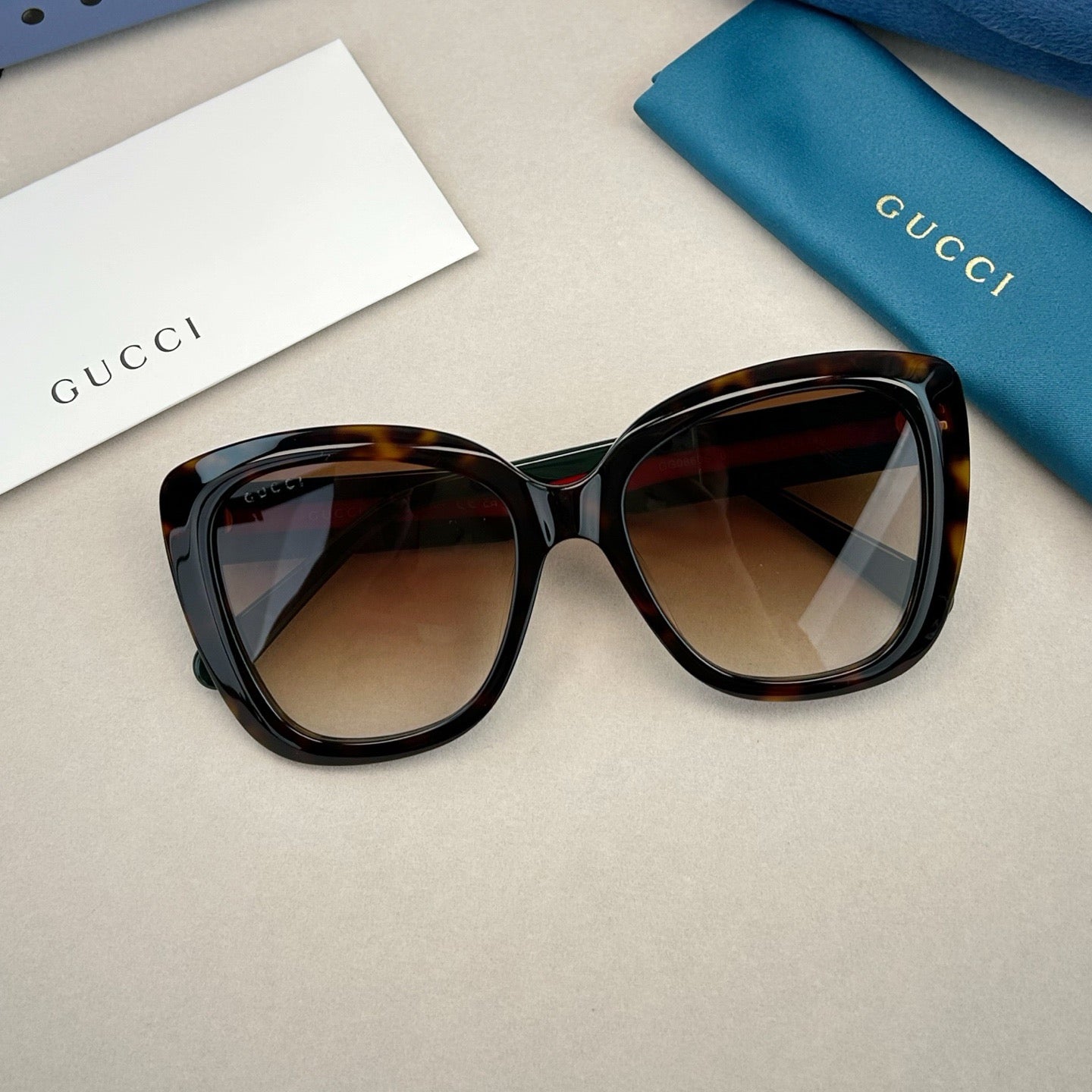 Inspired Gucci GG0860S – Cat-Eye Oversized Sunglasses (1:1 Mirror Quality)