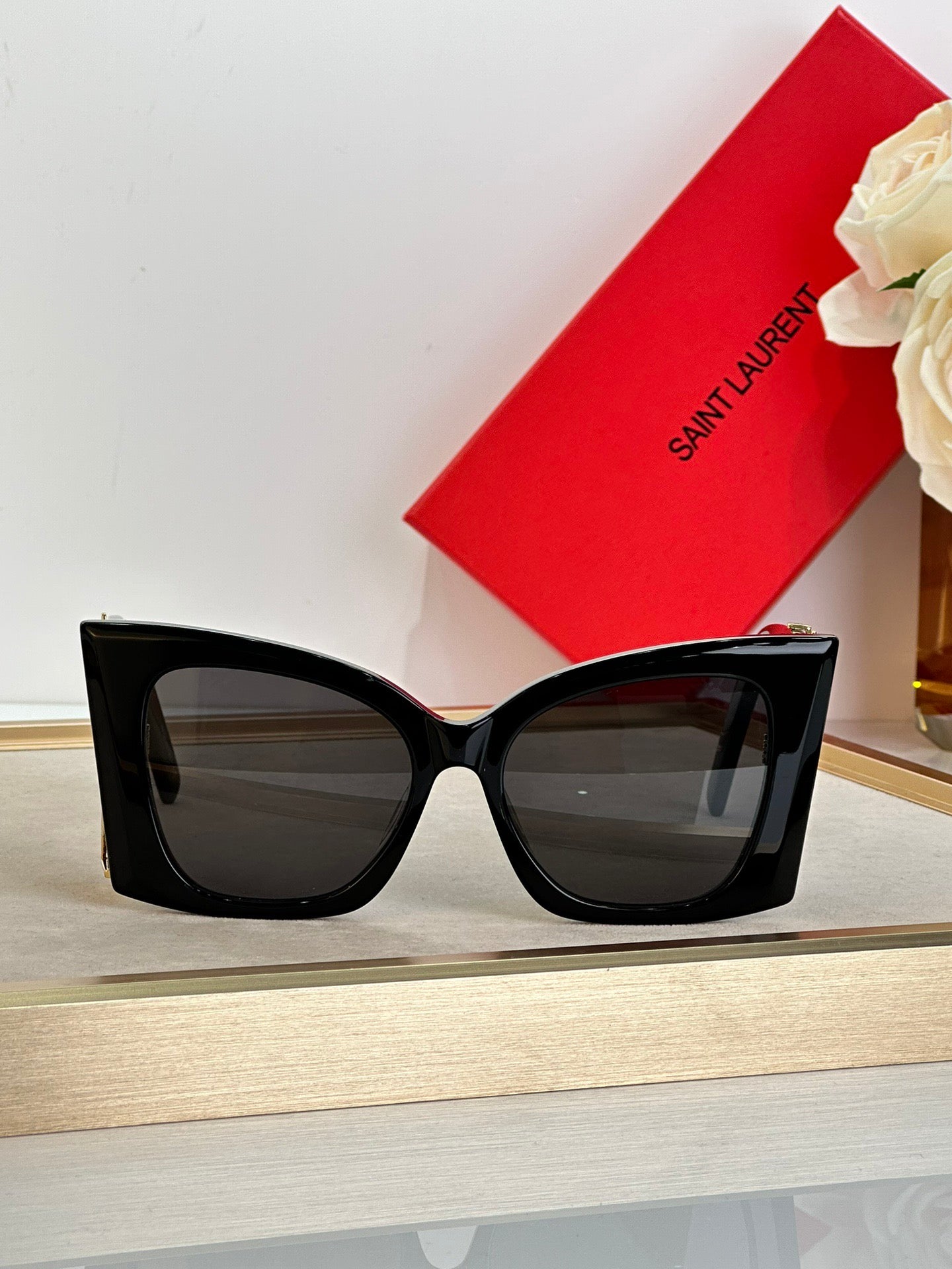 Inspired Saint Laurent SL M119F – Oversized Cat-Eye Sunglasses (1:1 Mirror Quality)- Black