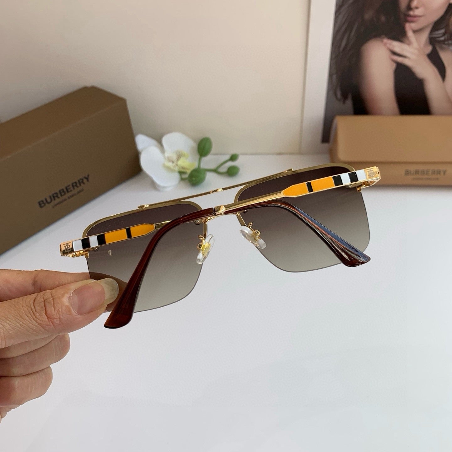 Inspired Burberry 24116 Aviator – Striped Temple Metal Sunglasses (1:1 Mirror Quality)- Gradient Brown