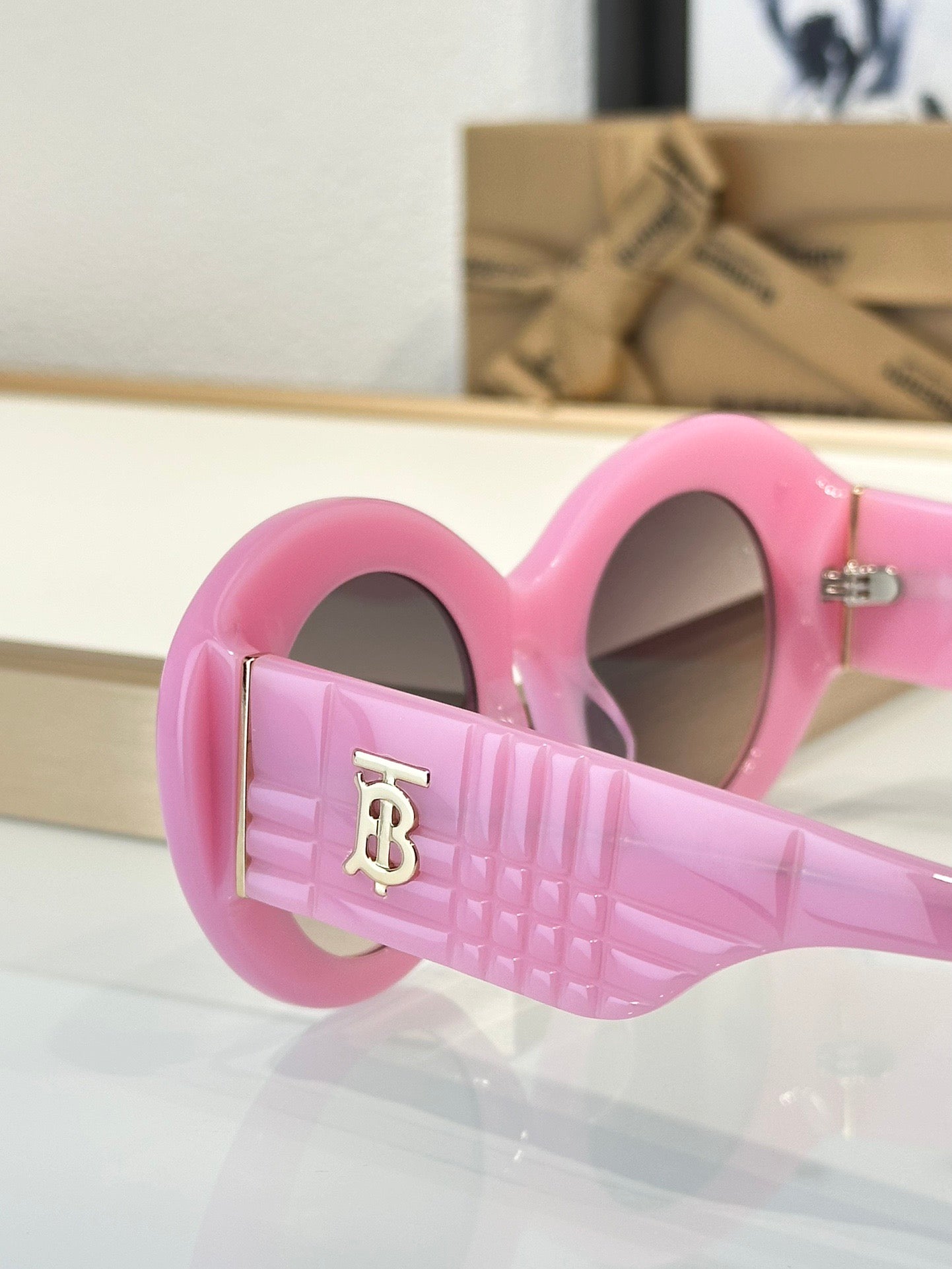Inspired Burberry B4370U – Oversized Oval Sunglasses (1:1 Mirror Quality)- pink