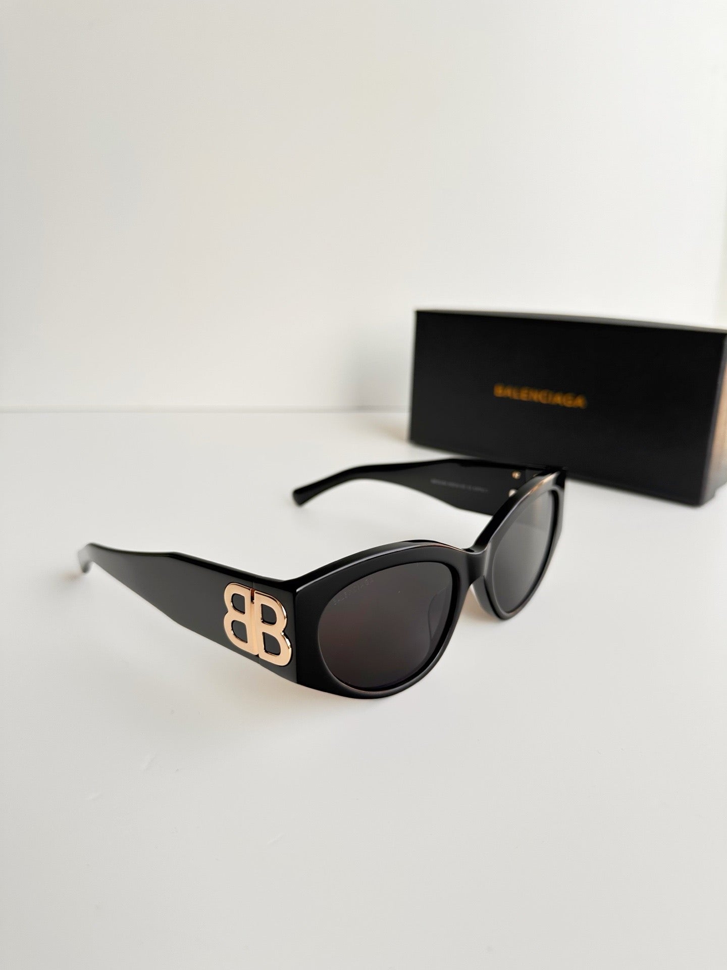 Inspired Balenciaga BB0324SK – Black & Gold Oversized Cat-Eye Sunglasses (1:1 Mirror Quality)