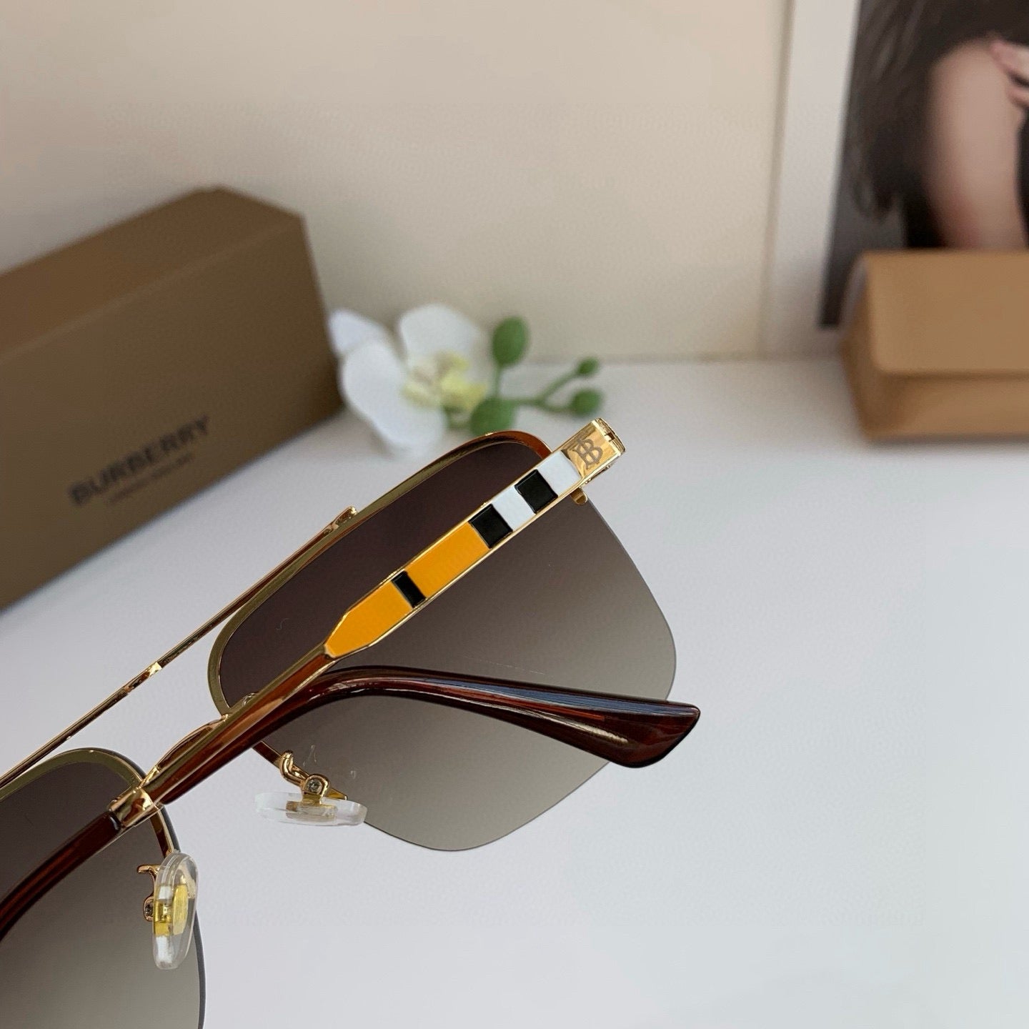 Inspired Burberry 24116 Aviator – Striped Temple Metal Sunglasses (1:1 Mirror Quality)- Gradient Brown