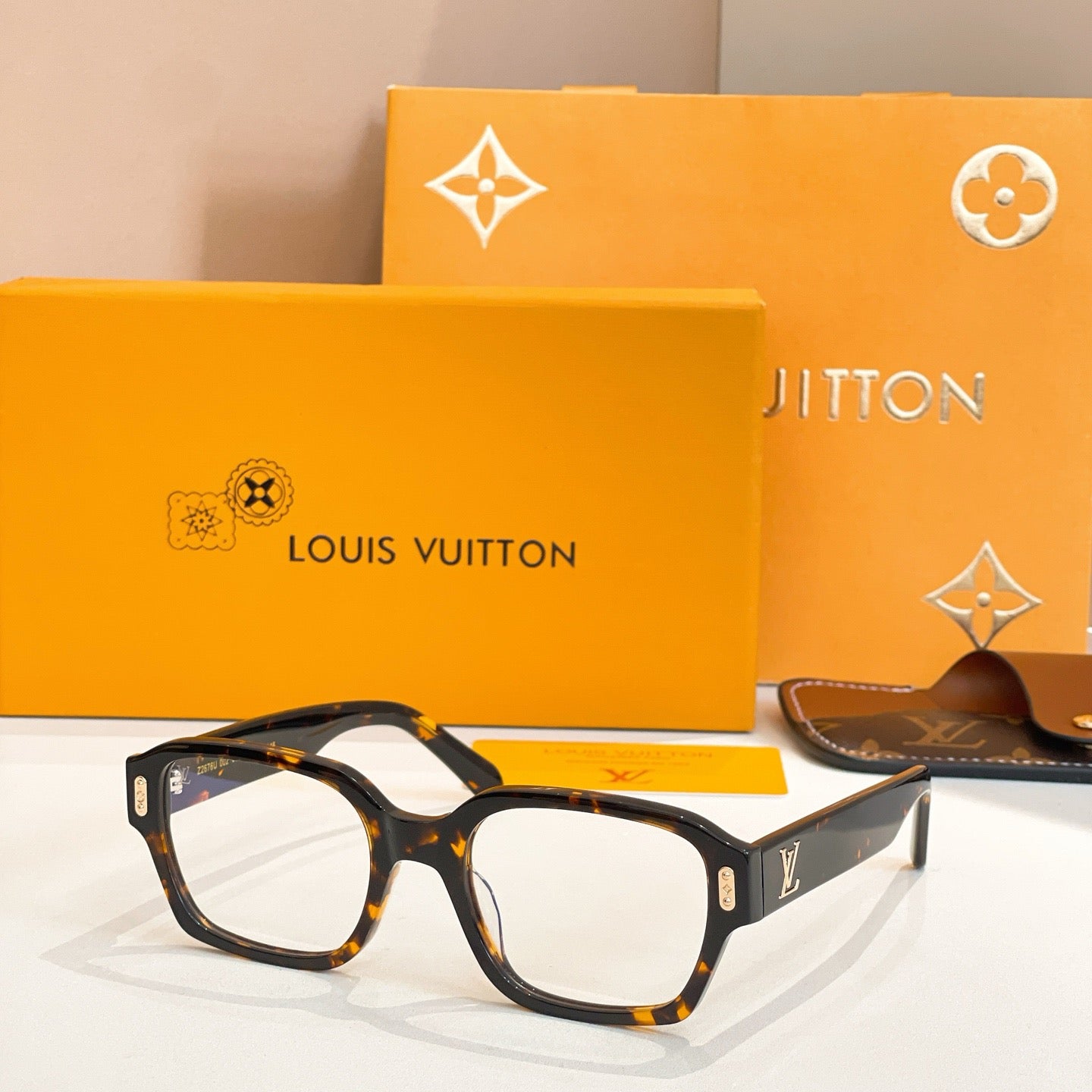 Louis Vuitton Z2676U – Oversized Square Sunglasses (Inspired, 1:1 Mirror Quality)