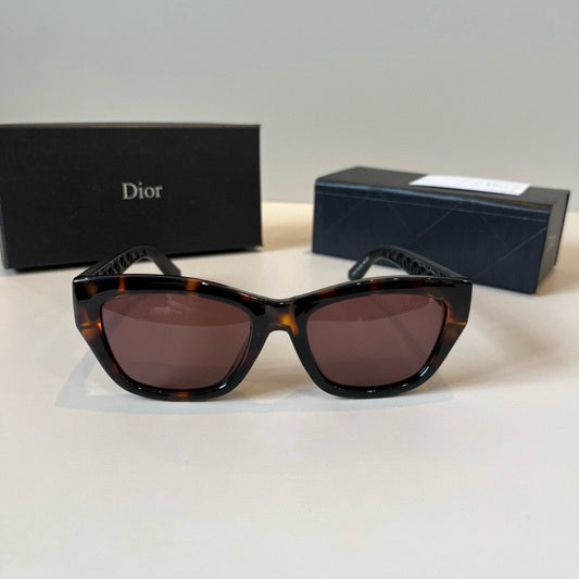 Inspired Dior 8132 – Lattice Temple Cat-eye Sunglasses (1:1 Mirror Quality)