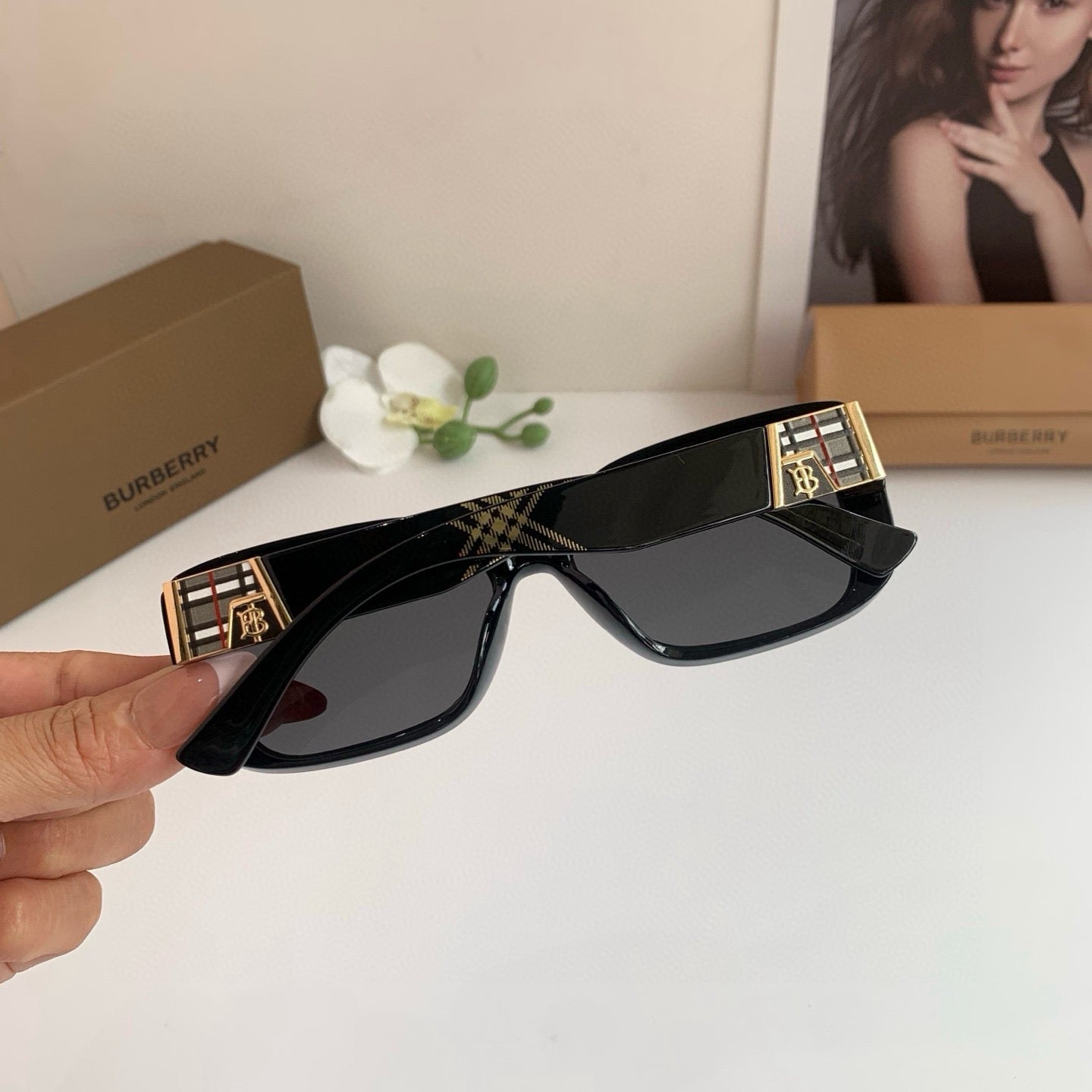 Inspired Burberry D2854 – Oversized Square Sunglasses (1:1 Mirror Quality)