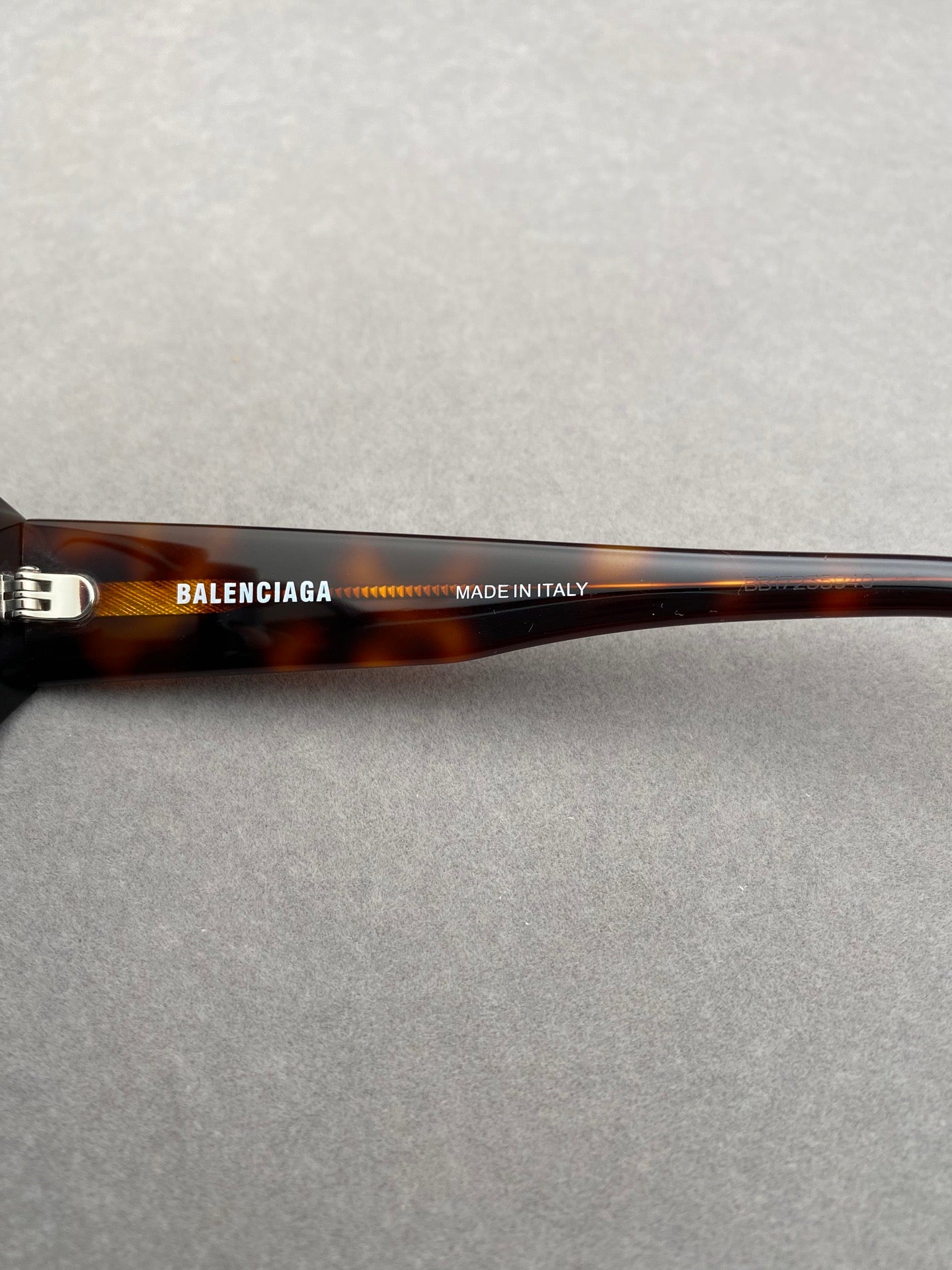 Inspired Balenciaga BB0369S – Retro Oval Sunglasses (1:1 Mirror Quality)- Tortoise