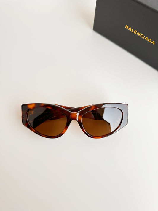 Inspired Balenciaga BB0324SK – Tortoise Oversized Cat-Eye Sunglasses (1:1 Mirror Quality)
